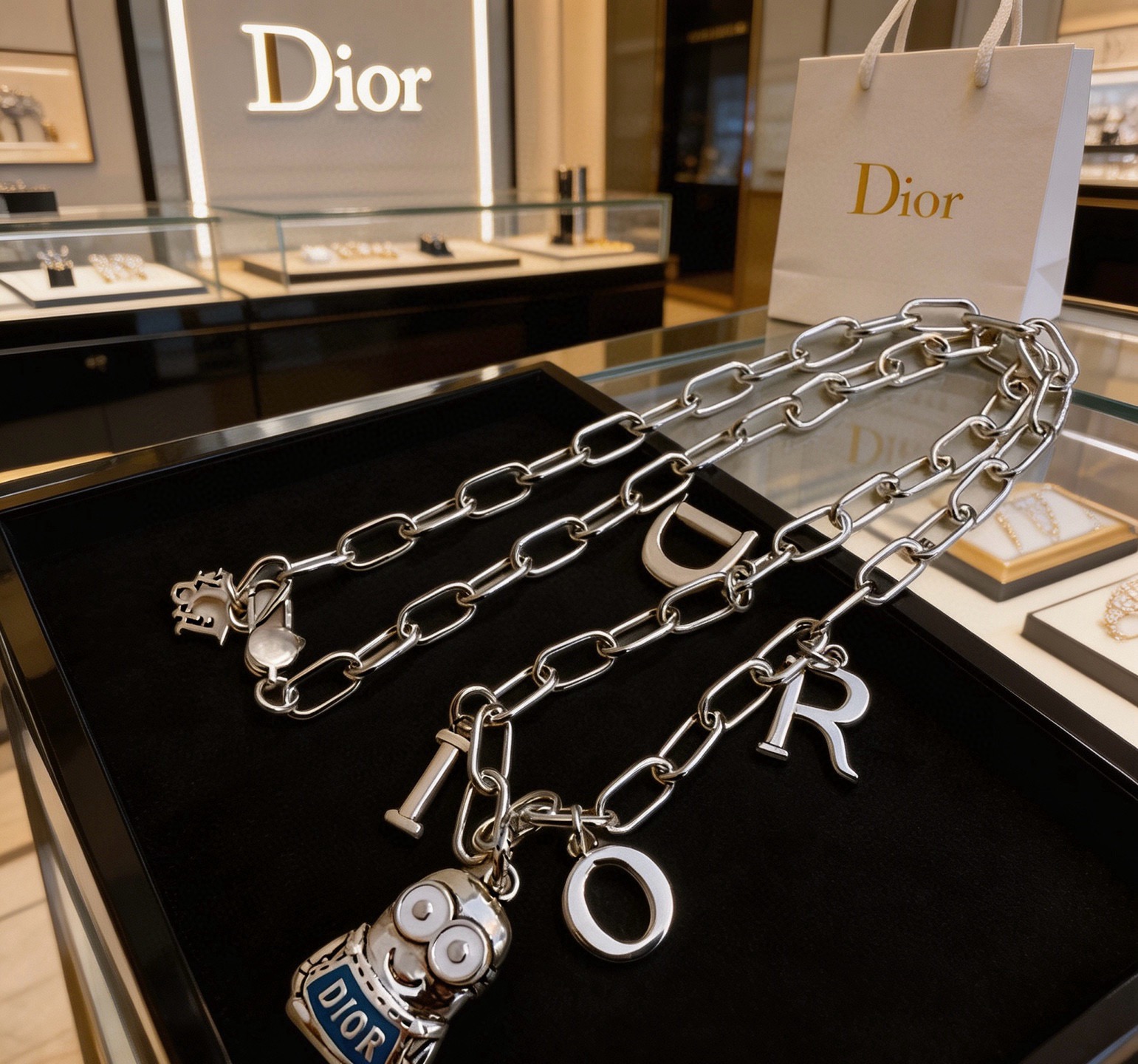 NO:922554,DIOR new model Dior necklace original single goods counter new open mold retro trendy fashion must-have. Can be worn by both men and women. The same style for couples. Rock punk Thai silver style. Retro elements. Trendy and versatile. The latest chain of the same necklace on the official website is higher grade. Star classic necklace series retro silver necklace. The chain length is 60 cm. The length can be changed. The details are distressed. Non-market glossy version. This one has been out. It is a best-selling model in Dior. It is very good to match trendy clothes, high-quality jewelry, dior, dior, necklace.19860909DIOR新款 迪奥项链原单货专柜新款开模复古潮流时尚必备 男女均可佩戴 情侣款同款 摇滚朋克泰银风格 复古元素 潮流百搭 官网同款项链最新款链条档次更高明星经典款项链系列复古银项链 链长60厘米可改长度 细节对版做旧处理 非市面亮面版型 这款一直在出 迪奥里面热卖款 非常好搭配潮流衣服,饰品精品,dior,dior,necklace,Jewelry