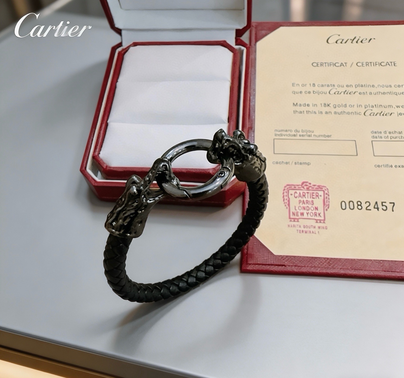 NO:922657,Cartier Bracelet Bracelet V gold cowhide material series is in perfect condition, with unparalleled details. The unique color is completely impeccable, and is decorated with a classic ring shape design. It is simple yet elegant and eye-catching. The pure handmade combination of V gold is more elegant and elegant. Same style for men and women. Cartier bracelet, jewelry boutique, cartier, bracelet, bracelet, cowhide19860909卡地亚手链手镯V金牛皮材质系列 品相完美,细节无敌,那种独特的色泽完全无可挑剔,再缀以经典指环外形设计,简约之余却又优雅夺目,V金纯手工的组合更显气色,上手雅致动人.男女同款 卡地亚手链,饰品精品,cartier,bracelet,bracelet,cowhide,Jewelry