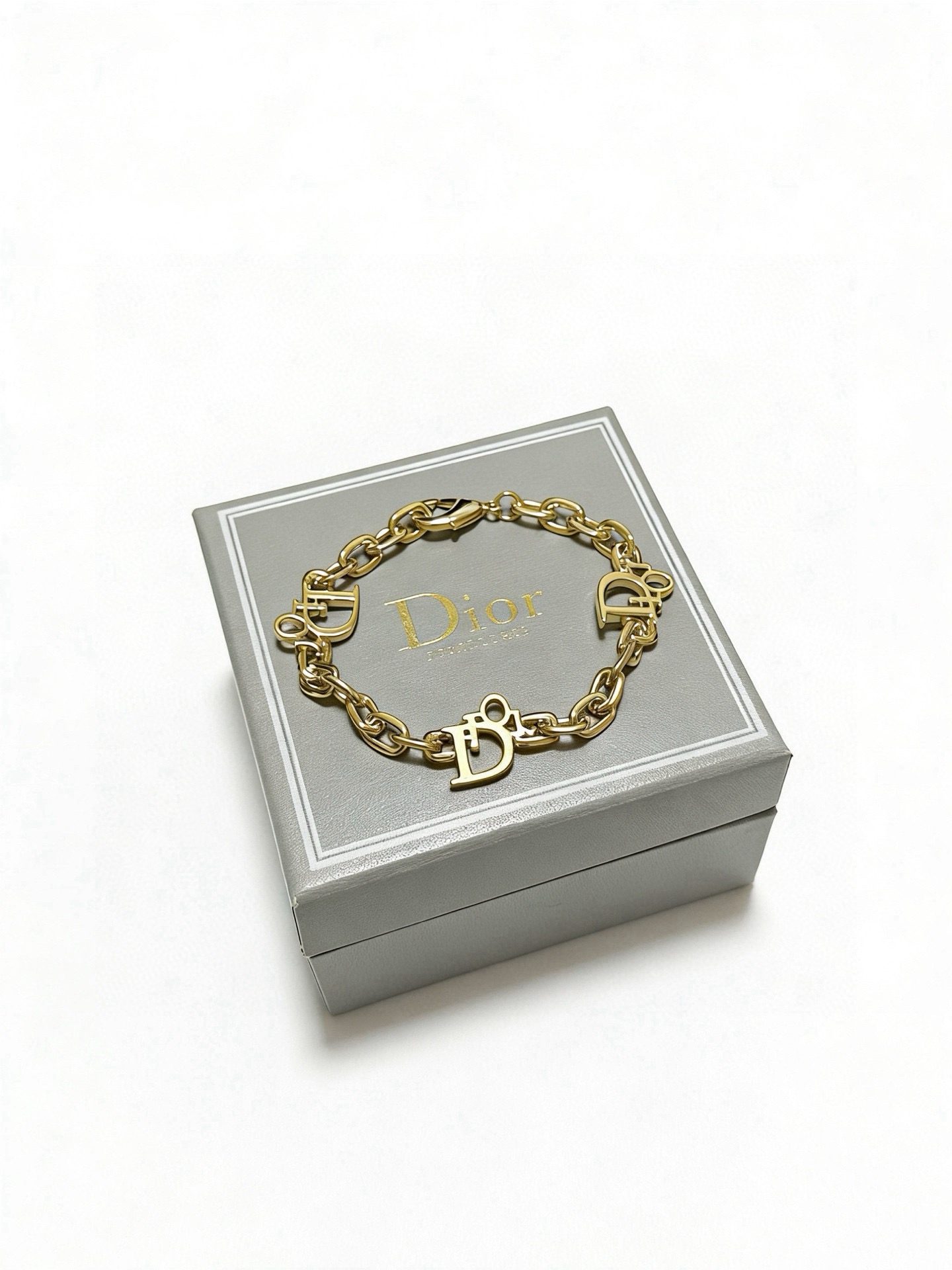 NO:922677,DIOR's new high-quality Dior bracelet original item counter new open mold retro trendy fashion must-have. Can be worn by both men and women. The same style for couples. Rock punk Thai silver style. Retro elements. Trendy and versatile. The same necklace on the official website. The latest chain has a higher grade. Celebrity classic bracelet. Cuban chain series. Retro silver bracelet. Chain length and code number: 22cm, 20cm and 18cm. The length can be changed. The details are distressed. Non-market glossy version. This one has been released. The best-selling model in Dior.  Very easy to match with trendy clothes, fine jewelry, dior, dior, necklace, bracelet19860909DIOR新款高品质迪奥手链原单货专柜新款开模复古潮流时尚必备 男女均可佩戴 情侣款同款 摇滚朋克泰银风格 复古元素 潮流百搭 官网同款项链最新款链条档次更高明星经典款手链古巴链系列复古银手链 链长码数22cm20cm18cm可改长度 细节对版做旧处理 非市面亮面版型 这款一直在出 迪奥里面热卖款 非常好搭配潮流衣服,饰品精品,dior,dior,necklace,bracelet,Jewelry