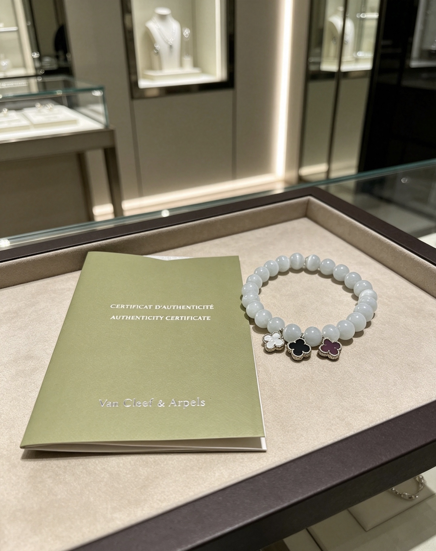 四叶草梵克雅宝🍀正品定制🌈花色天然玛瑙手链V金材质系列 品相完美，细节无敌，那种独特的色泽完全无可挑剔，再缀以经典指环外