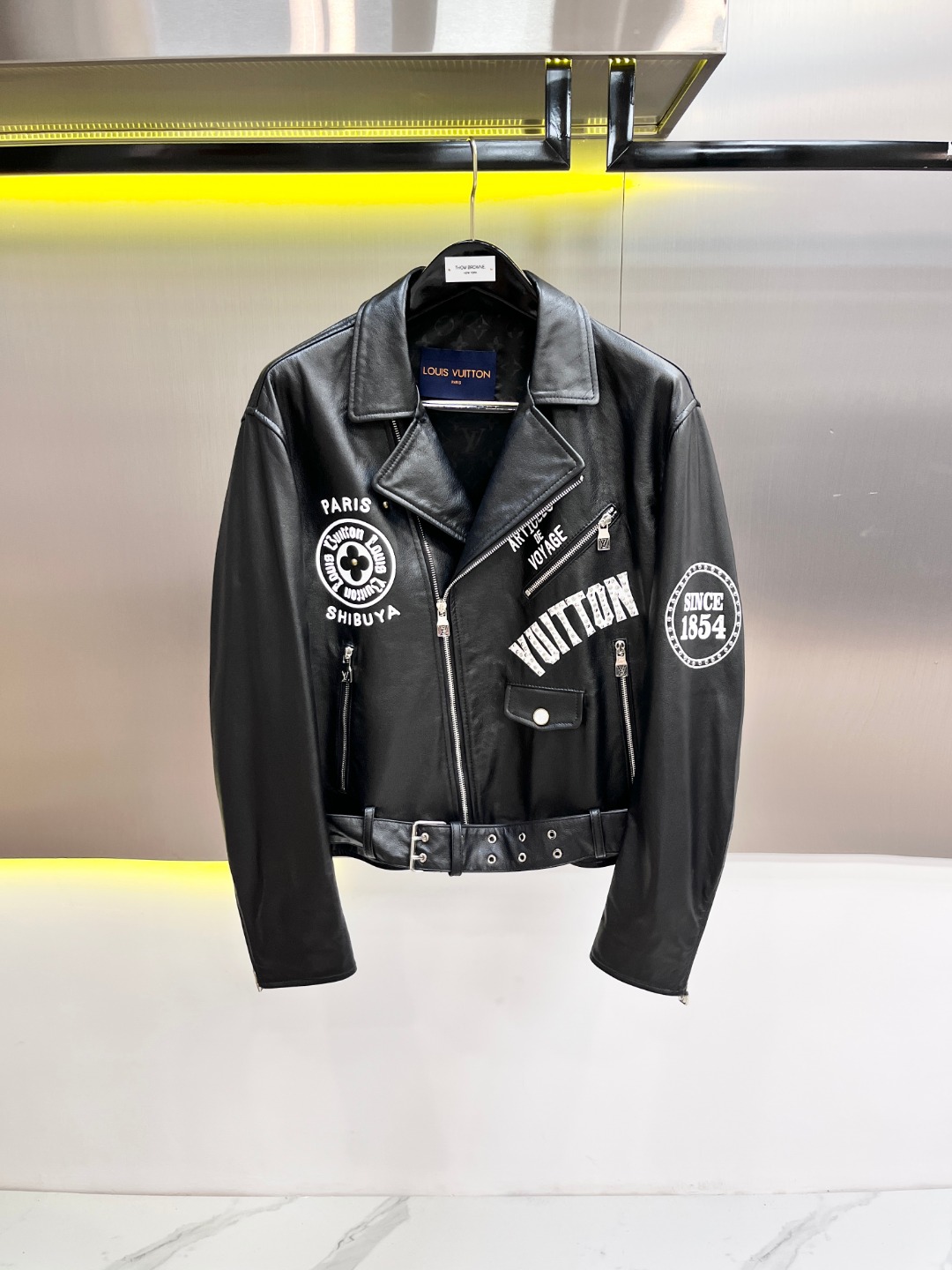 NO:675201,p### **【Dark Totem】Louis Vuitton Motorcycle Wear | The legend of cowhide branding, the era of rivet tapping** **Top material** - **Italian vegetable tanned cowhide**Selected first-layer calfskin, processed by chrome tanning process, giving the leather tear resistance and flexible touch, and the natural texture deposits a unique luster with wear. -  **Monogram embossing innovation** The classic presbyopia totem is imprinted on the cowhide surface with hot pressing technology. The concave and convex touch feels like relief, and the gilt dark pattern is refracted under dark light - a tribute to the soul symbol of the brand born in 1896. ** Hard-core craftsmanship** **Rivets·Symphony of function and power**  The shoulders and sleeve elbows are embedded with brass rivets, replicating the anti-collision metal corner design of the suitcase in 1858, which not only strengthens the stress points to resist friction, but also reshapes the motorcycle gene with industrial edges and corners. **Sewing·The stubbornness of a century of handcraft** The double-needle saddle stitching method runs through the body of the garment, and the beeswax linen hand-quilting, with 8 needles per inch as precise as a machine, ensures that the bones will not collapse after ten years. **Design password** -  **Shape** The knight's jacket is neatly cut, with a bias-cut hem like an engine tail, and three-dimensional pleats on the back with a hidden Monogram pattern; - **Details** Magnetic hidden buckles instead of zippers, cuff rivet chains are removable, one garment can switch between runaway and feast modes, sizes 48-56,, louis vuitton, jackets & coats, cowhide, Top Customize19860909p### **【暗黑图腾】路易威登机车服 | 牛皮烙印传奇,铆钉叩击时代**  ** 顶级材质**  - **意大利植鞣牛皮**精选头层小牛皮,经铬鞣工艺处理,赋予皮革抗撕裂强度与柔韧触感,天然纹理随穿着沉淀独属光泽.  - **Monogram压印革新**经典老花图腾以热压技术烙印牛皮表面,凹凸触感如浮雕,暗光下折射鎏金暗纹——致敬1896年诞生的品牌灵魂符号.  ** 硬核工艺**  **铆钉·功能与权力的交响**   肩部与袖肘嵌装黄铜铆钉,复刻1858年行李箱防撞金属角设计,既加固受力点抵御摩擦,更以工业棱角重塑机车基因.  **缝线·百年手作的倔强**   马鞍双针缝法贯穿衣身,蜜蜡麻线手工绗缝,每英寸8针精准如机械,确保十年形骨不塌.  ** 设计密码**  - **廓形**骑士夹克利落剪裁,斜裁下摆如引擎尾翼,背部立体褶裥暗藏Monogram暗纹；  - **细节**磁吸暗扣替代拉链,袖口铆钉链饰可拆卸,一衣切换暴走与盛宴模式尺寸48-56,,louis vuitton,jackets & coats,cowhide,Top Customize1,Men's clothing