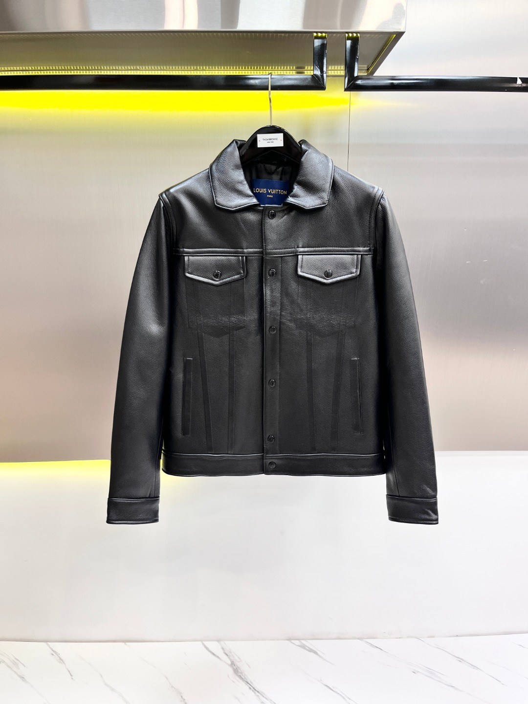 NO:675204,**Not all jackets can be called LV!  ** How can a man’s wardrobe be missing a **leather jacket** that can control the scene?  What we bring today is the **Louis Vuitton Men's Cowhide Jacket** that will make you the center of attention instantly!  ** Top quality materials, hard core strength!  ** ***Select the first layer of high-quality cowhide**, with clear and natural texture, delicate and flexible feel, and high-end gloss. It is thick and wear-resistant, windproof and warm, can withstand the test of time, and will taste better with each passing year!  *LV's iconic **Exquisite tanning process** gives the leather a unique texture and superior ductility, making it comfortable and not stiff to wear. **Classic design, timeless!  ** ***Simple but not simple** silhouette design, smooth and neat lines, perfect body modification, slim and stylish. *Low-key yet elegant, **classic LV elements embellishment** (such as lining with presbyopia pattern, exquisite hardware LOGO, unique stitching, etc.), the details are full of luxury. ** Aura blessing, status symbol!  ** *Put it on, **Instantly enhance your aura by N Levels**!  It is calm and elegant in business occasions, cool and classy in casual gatherings, and can be easily controlled in various occasions. *LV, **is not only a brand, but also a symbol of identity and taste**!  A high-quality LV leather jacket is a silent declaration of a man's successful career. ** Quality guaranteed, worth owning!  ** *Each piece has undergone strict quality control, **neat wiring, solid hardware**, and details that highlight the style of big brands. *We only provide **high-quality products**, rejecting the feeling of cheapness, so that you can wear it with confidence and have more face!  48-56,,louis vuitton,louis vuitton,jackets & coats,cowhide,Top Customize119860909**不是所有夹克,都能叫LV！** 男人衣橱的C位,怎能少了一件镇得住场面的 **真皮夹克**？今天带来的,就是让你瞬间成为焦点的 ** Louis Vuitton 男士牛皮夹克 **！ ** 顶级材质,硬核实力派！** ***甄选头层优质牛皮**,纹理清晰自然,手感细腻柔韧,自带高级光泽感.厚实耐磨,防风保暖,经得起岁月考验,越穿越有味道！ *LV标志性的 **精湛鞣制工艺**,赋予皮革独特质感和优越延展性,穿着舒适不僵硬. ** 经典设计,永不过时！** ***简约而不简单**的廓形设计,线条流畅利落,完美修饰身材,显瘦有型. *低调中彰显品味的 **经典LV元素点缀**（如内衬老花图案、精致五金LOGO、独特缝线等）,细节之处尽显奢华底蕴. ** 气场加持,身份象征！** *穿上它, **瞬间提升气场N个Level**！商务场合沉稳大气,休闲聚会潮酷有范,轻松驾驭各种场合. *LV, **不仅是品牌,更是身份与品味的象征**！一件高品质的LV皮夹克,是男人事业有成的无声宣言. ** 品质保障,值得拥有！** *每一件都经过严格品控, **走线工整,五金牢固**,细节彰显大牌风范. *我们只提供 **高品质精品**,拒绝廉价感,让你穿得放心,更有面子！48-56,,louis vuitton,louis vuitton,jackets & coats,cowhide,Top Customize1,Men's clothing