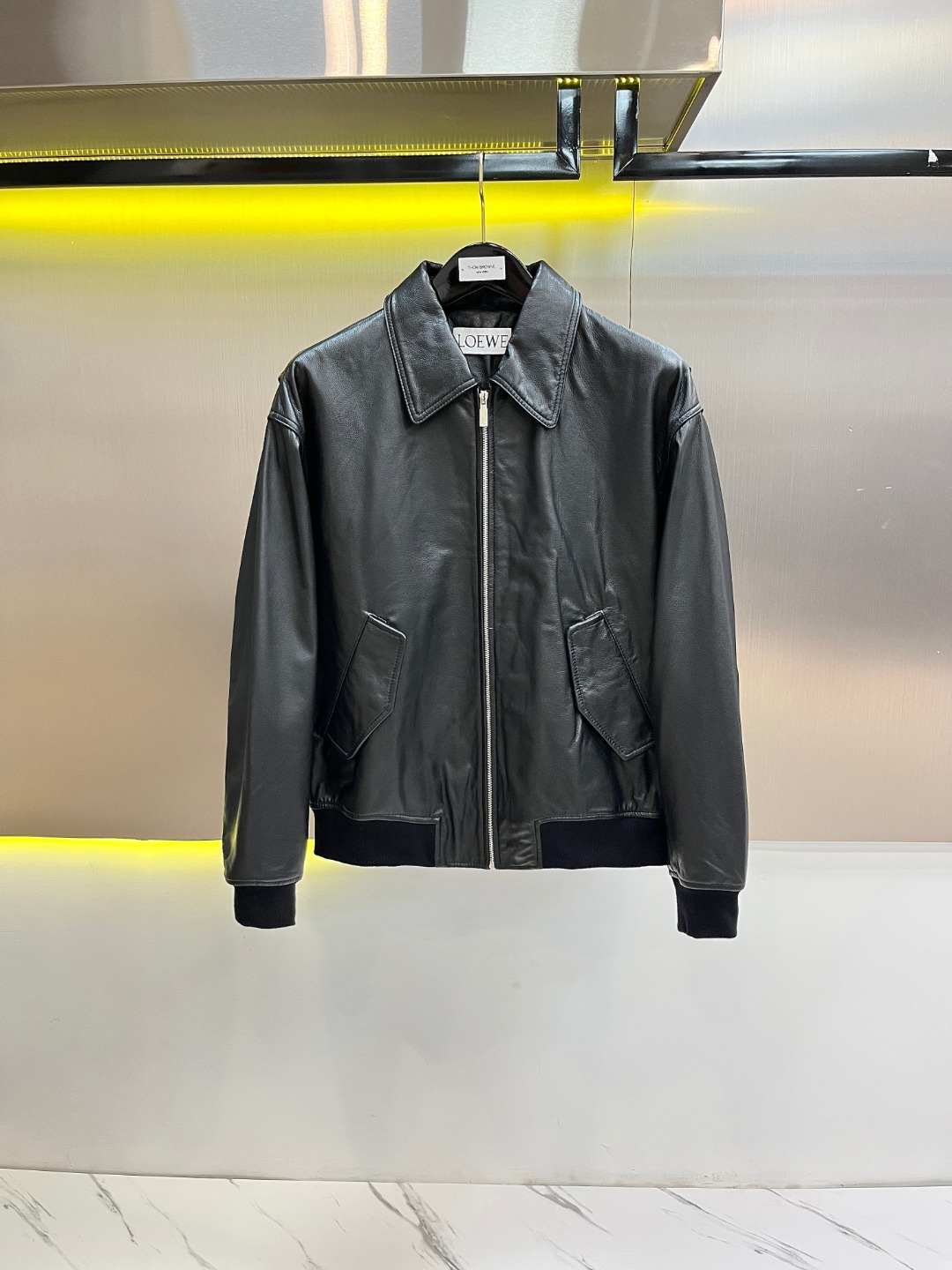 NO:675106,**Loewe men's cowhide jacket｜The 'second skin' of Spanish craftsmanship** **0.6mm baby muscle cowhide + royal waste aesthetics, the invisible arrogance of the old money class!  ** --- ### **[Cowhide gene that subverts cognition]** **Only 3 Tuscan leather embryos in the world** Selected Italian A-grade calfskin back part!  After **vegetable tanning for 6-8 weeks**, the natural pebbled texture is retained. The 0.6mm ultra-thin skin layer is tear-resistant and feels as soft and waxy as baby skin, subverting the stereotype of 'cowhide = thick'. **Moonlight-dyed brown tone** Creative Director Jonathan  Anderson is inspired by the twilight of the Spanish desert, mixed with tannins from olive leaves - matte dark brown from a distance, and a gray metal flowing shadow under the strong light, walking in the dark night is like a moving sculpture. > **'True luxury is to let the edge be hidden in the sense of breathing'** > Embedded in the armpits are **microporous airgel film**, which automatically wicks away moisture as the body temperature rises; the hem has an ancient copper chain weight, and the hem is as stable as a pendulum in the wind and rain, paying tribute to the brand's saddlery craftsman spirit in 1837!  ,,loewe,jackets & coats,cowhide,Top Customize119860909**罗意威男士牛皮夹克｜西班牙匠魂的“第二层皮肤”**  **0.6mm婴儿肌牛皮+皇室废料美学,老钱届の隐形嚣张！**  --- ### **【颠覆认知的牛皮基因】**  **全球仅3的托斯卡纳皮胚**  精选意大利A级小牛皮背脊部位！经 **古法植鞣6-8周**,保留天然荔枝纹肌理,0.6mm超薄皮层却抗撕裂,触感如婴儿肌肤般软糯,颠覆“牛皮=厚重”刻板印象.  **月光浸染棕调**  创意总监Jonathan Anderson以西班牙荒漠暮色为灵感,混合橄榄叶单宁酸鞣制——远看哑光深棕,强光下透出青灰金属流影,暗夜行走如移动雕塑.  > **“真正的奢侈,是让锋芒隐于呼吸感”**  > 腋下嵌 **微孔气凝胶膜**,体温升高自动排湿；下摆古法铜链配重,狂风骤雨中衣摆稳如钟摆,致敬品牌1837年马具匠魂！,,loewe,jackets & coats,cowhide,Top Customize1,Men's clothing