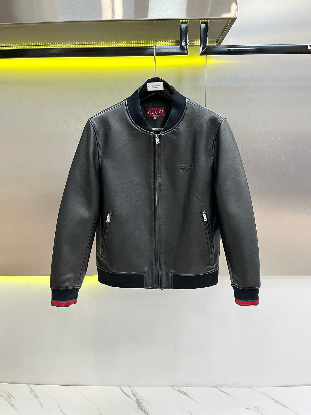 NO:675109,**Gucci men's sheepskin embroidered jacket｜'Dark Night Rose' blooming on the chest** **When Italian minimalist aesthetics collide with high-end embroidery, 6.8W wears out the contemporary rebellion of the Renaissance aristocrat** --- ### **[Sheepskin gene that subverts cognition]** **Tuscan baby muscle sheepskin** Selected Italian A-grade lamb back leather!  Only **0.6mm ultra-thin leather** (global leather embryo elimination rate 92) is used, and it is vegetable-tanned using ancient methods to present a matte silk texture. It feels softer and waxier than Yang Mi's Loewe balloon jacket, and is as light as a silk shirt. **Burgundy Red Dyeing Leather Revolution** Creative Director Sabato De Sarno personally mixed the color - using the brand's iconic **Gucci  Ancora burgundy red** is the base, mixed with glacial mineral ions to solidify the color. It looks deep wine red from a distance, and the flowing shadow of lapis lazuli is revealed under strong light. Walking in the dark night is like a moving art. > **'True luxury is to hide the edge in the stitches'** > Embedded in the armpits are **microporous airgel film**, which automatically wicks away moisture as body temperature rises; the hem is weighted by ancient copper chains, and the hem is as stable as a pendulum in the strong wind - a tribute to the spirit of the harness maker in 1837!  ,,gucci,loewe,jackets & coats,shirts,sheepskin,real silk,Top Customize119860909**Gucci男士绵羊皮刺绣夹克｜胸口绽放的“暗夜蔷薇”**  **当意式极简美学撞上高定刺绣,6.8W穿出文艺复兴贵族的当代叛逆**  --- ### **【颠覆认知的绵羊皮基因】**  **托斯卡纳婴儿肌羊皮**  精选意大利A级羔羊背脊皮！仅取 **0.6mm超薄皮层**（全球皮胚淘汰率92）,经古法植鞣后呈现哑光丝绸质感,触感比杨幂同款罗意威气球夹克更软糯,轻盈度堪比真丝衬衫.  **勃艮第红染革革命**  创意总监Sabato De Sarno亲自调色——以品牌标志性**Gucci Ancora勃艮第红**为基底,混合冰川矿物离子固色,远看是深邃酒红,强光下透出青金石流影,暗夜中行走如移动艺术品.  > **“真正的奢华,是让锋芒隐于针脚”**  > 腋下嵌 **微孔气凝胶膜**,体温升高自动排湿；下摆古法铜链配重,狂风中衣摆稳如钟摆——致敬1837年马具匠魂！,,gucci,loewe,jackets & coats,shirts,sheepskin,real silk,Top Customize1,Men's clothing