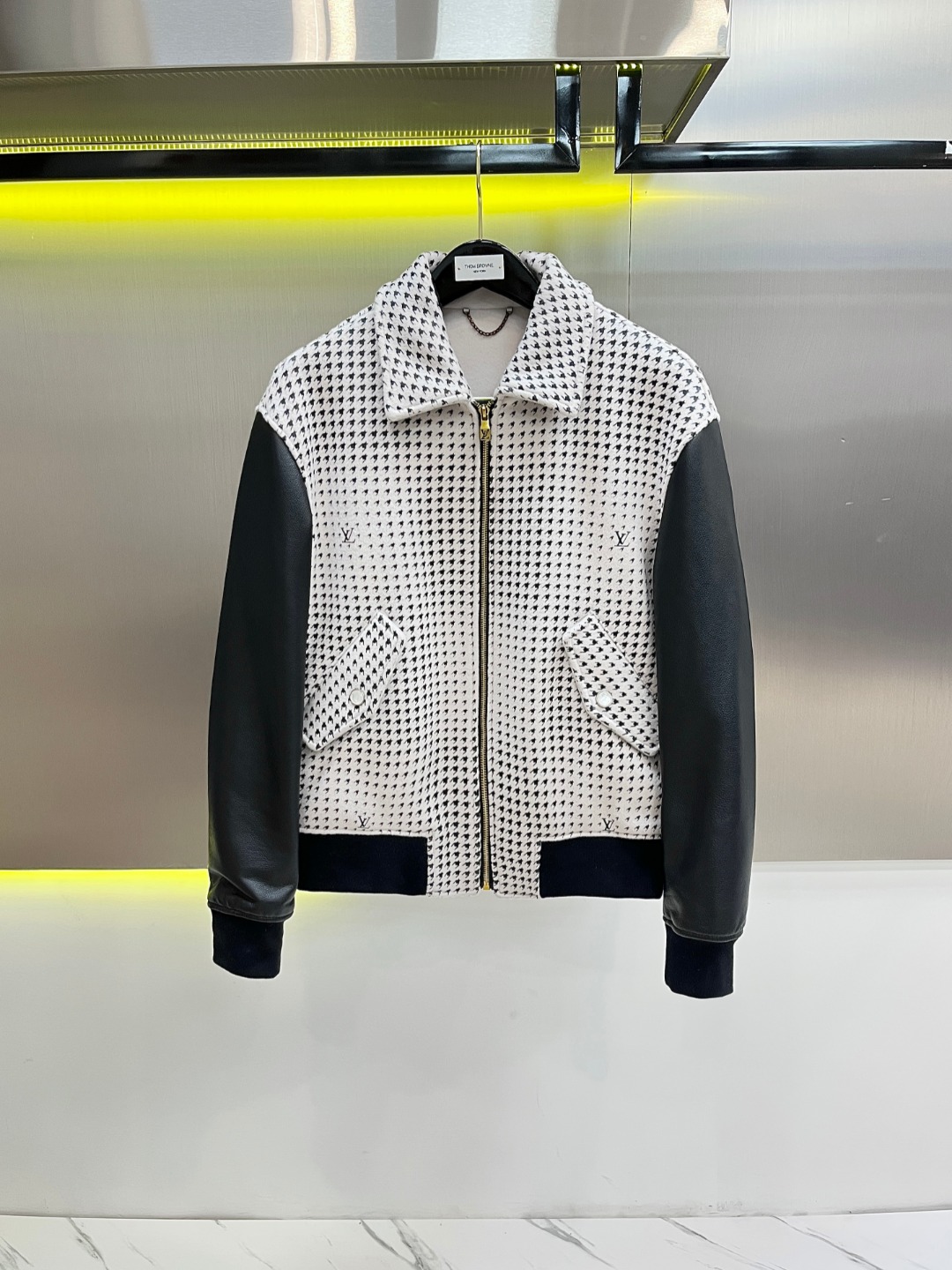 NO:675115,### **[The secret arrogance of the haute couture workshop]** **houndstooth 'living jacquard'** - Each inch of plaid requires **12 wool yarns to be three-dimensionally woven**, and after steam setting at 30°C, it will appear with a slightly convex relief feeling, just like the imprint of an antique hunting suit; - The lining is hidden with **recycled plastic plated rivets**, buttons made from leftover materials, and a hard-core commitment to the 2025 carbon neutrality pledge.  **The 'anti-gravity' technology of cowhide sleeves** - In order to combat the stiffness of leather sleeves of traditional baseball uniforms, craftsmen immersed the cowhide in **Beeswax liquid low-temperature shaping**, and cold-pressed to carve micro-arc folds to ensure zero restraint when raising the arm to shoot arrows; - Each sleeve consumes **1.5 pieces of whole cowhide** (only the unmarked back part is taken), and the scrap rate is 68-expensive?  It is the cruel aesthetics of luxury goods!  ,,cowhide,Top Customize119860909### **【高定工坊の隐秘嚣张】**  **千鸟格“活态提花”**  - 每寸格纹需 **12根羊毛纱线立体编织**,经30℃蒸汽定型后呈现微凸浮雕感,仿若古董猎装拓印；  - 内衬暗藏 **回收塑料镀制铆钉**,边角料再造纽扣,硬核践行2025碳中和誓言.  **牛皮袖的“反重力”科技**  - 为对抗传统棒球服皮袖僵硬难题,工匠将牛皮浸入 **蜂蜡液低温塑形**,冷压雕出微弧褶皱,确保抬臂射箭0束缚；  - 每只袖管消耗 **1.5张整牛皮**（仅取无痕背脊部位）,废料率68——贵？是奢侈品的残酷美学！,,cowhide,Top Customize1,Men's clothing