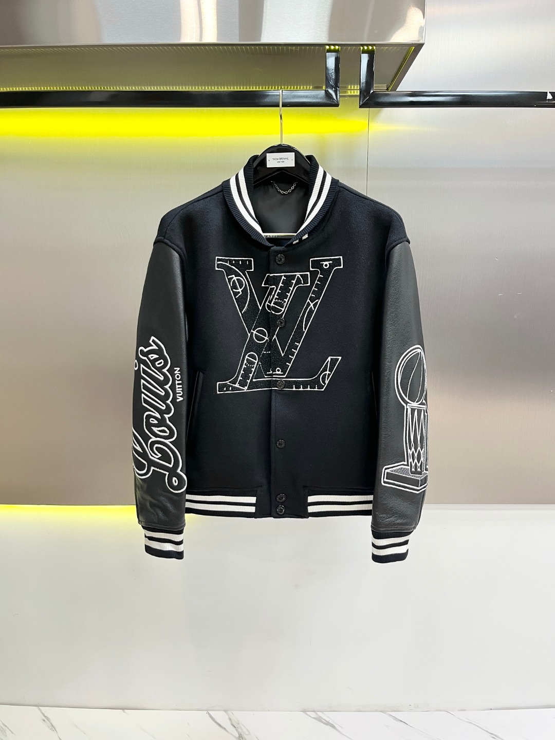 NO:675936,### **【Dynasty Coronation】LV  **Embossed team emblem on the left chest** Lakers purple gold crown/bull horns (optional), 24K gold thread outlines the dynasty totem **Champion code on the cuffs** Sleeve threads hide the year of the championship, and the victory gene is integrated into the blood **King's declaration on the back** 'EARNED NOT GIVEN' three-dimensional bead embroidery, refracting rainbow light with every step **Double-sided legend** Court leather sleeves are resistant to friction and tearing, helping you dominate the streets  The feast wool body is draped and elegant, and the gilt embroidery hints at ambition 48-56,,givenchy,louis vuitton,cowhide,Top Customize119860909### **【王朝加冕】LV × NBA 联名棒球服 | 牛皮铸就铠甲,羊毛承载荣耀**  ** 殿堂级材质**  - **袖臂意式植鞣牛皮**   淬炼成赛场铠甲,抗撕裂纹理如球星突破轨迹  - **衣身澳洲美利奴羊毛**   99超细羊毛织就冠军绗纹,锁住MVP级体温  ** 灵魂刺绣**  **左胸浮雕队徽**   湖人紫金皇冠/公牛怒角（可选）,24K金线勾勒王朝图腾  **袖口冠军密码**   袖螺纹暗藏总冠军年份,胜利基因融入血脉  **背部王者宣言**   “EARNED NOT GIVEN” 立体珠绣,随步伐折射虹光  ** 双面传奇**  球场牛皮袖抗摩擦撕裂,助你制霸街头  盛宴羊毛身垂坠儒雅,鎏金刺绣暗涌野心48-56,,givenchy,louis vuitton,cowhide,Top Customize1,Men's clothing