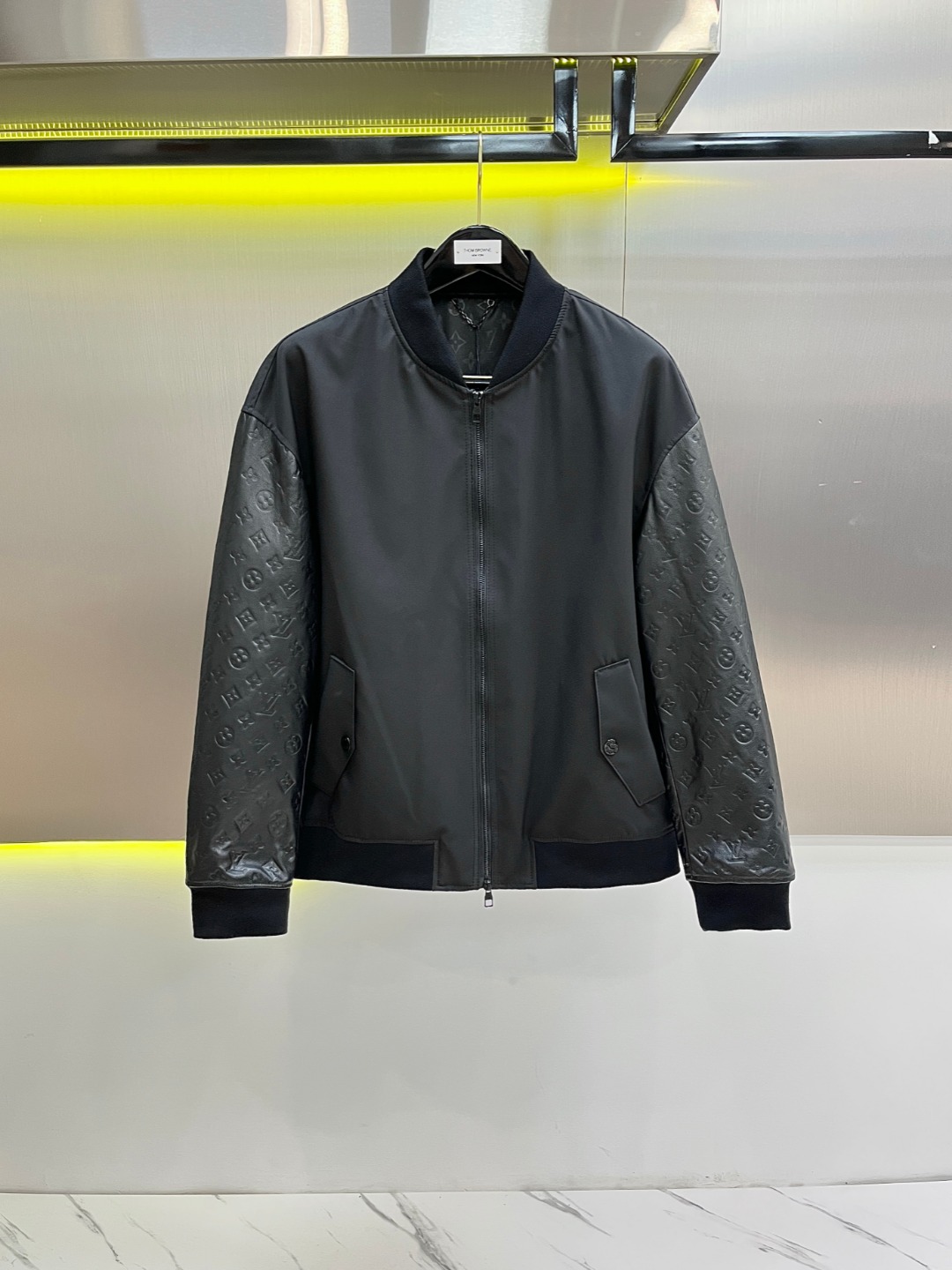 NO:675121,LV autumn and winter leather jacket, popular baseball uniform, high-quality cowhide imported from Korea, thick, straight and stylish, embossed on the sleeves, with imported polyester fabric splicing to the body, original hardware, visible quality, size 48-56, style number 2018524,, louis vuitton, leather jacket, cowhide, Top Customize19860909LV 秋冬皮衣 爆款棒球服 高品质韩国进口牛皮 厚实笔挺有型 整袖压花 搭配进口聚酯纤维面料拼接大身 原版五金 品质看得见 尺码48-56 款号2018524,,louis vuitton,leather jacket,cowhide,Top Customize1,Men's clothing