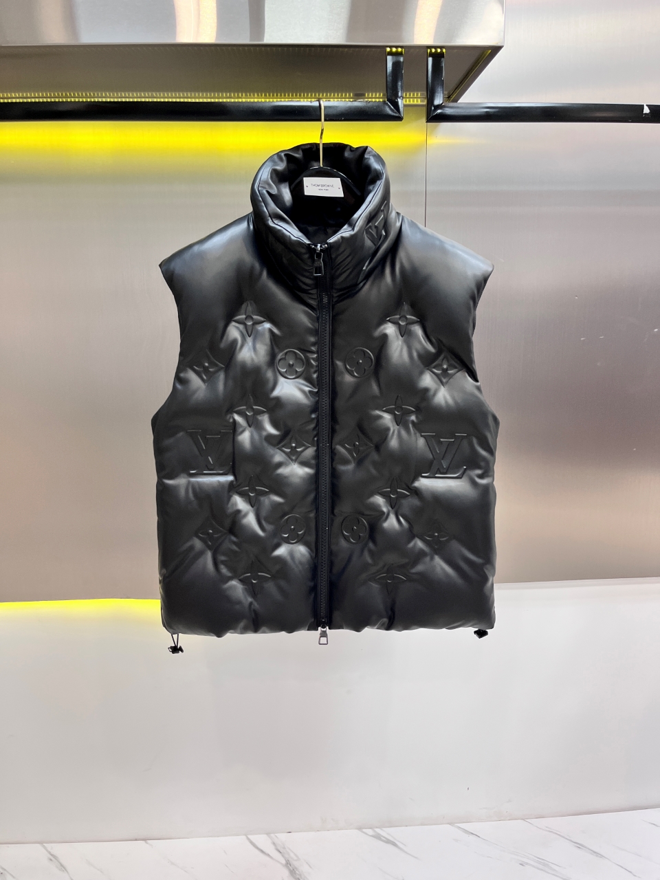 NO:675200,Brand Louis Vuitton Material imported sheepskin. Filled with white duck down Craftsmanship Size 48-56 (special size customization),,louis vuitton,sheepskin,Top Customize119860909品牌路易威登 材质进口绵羊皮.填充白鸭绒 工艺 尺码48-56（特殊尺码定制）,,louis vuitton,sheepskin,Top Customize1,Men's clothing