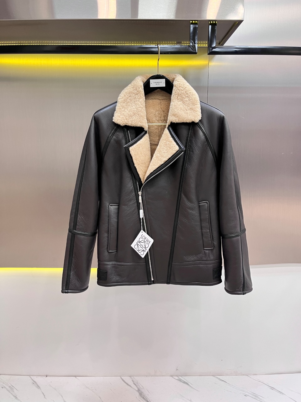 NO:674869,Brand Loewe Material imported sheepskin fur integrated craftsmanship Size 48-56 (special size customization),,loewe,sheepskin,Top Customize119860909品牌罗意威 材质进口绵羊皮皮毛一体 工艺 尺码48-56（特殊尺码定制）,,loewe,sheepskin,Top Customize1,Men's clothing