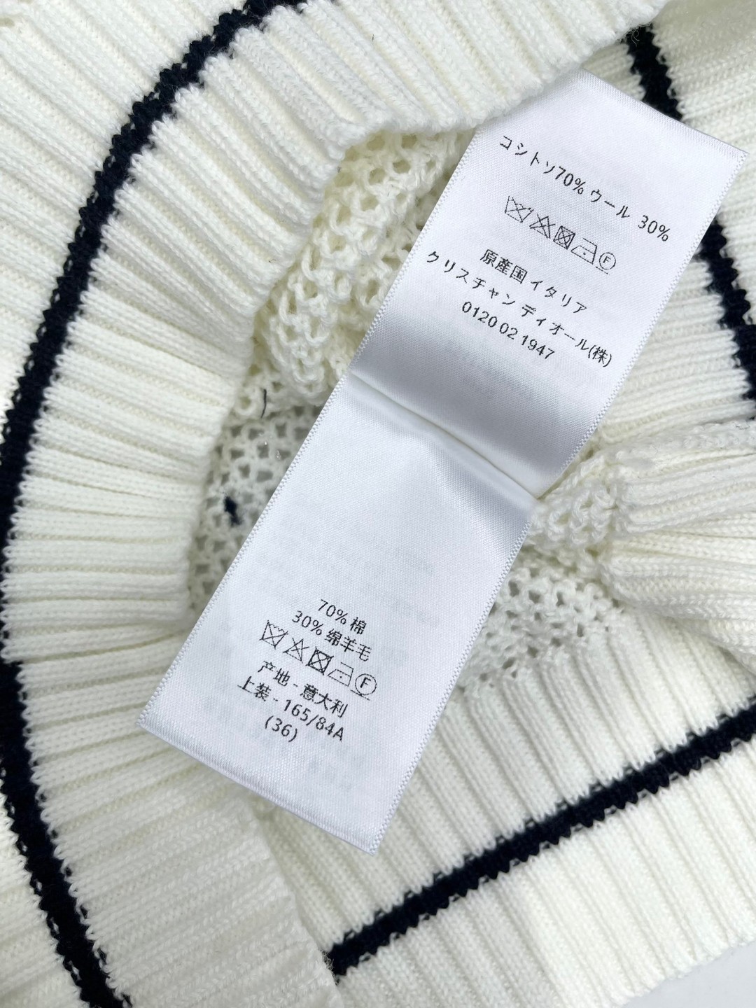 【DIOR迪奥】💰248💰
2024春夏新款 针织背心🆕 领口下摆黑白条纹拼色设计 经典字母logo⭐图案装饰 超薄镂空透气舒服 简约随性百搭 尺码SML