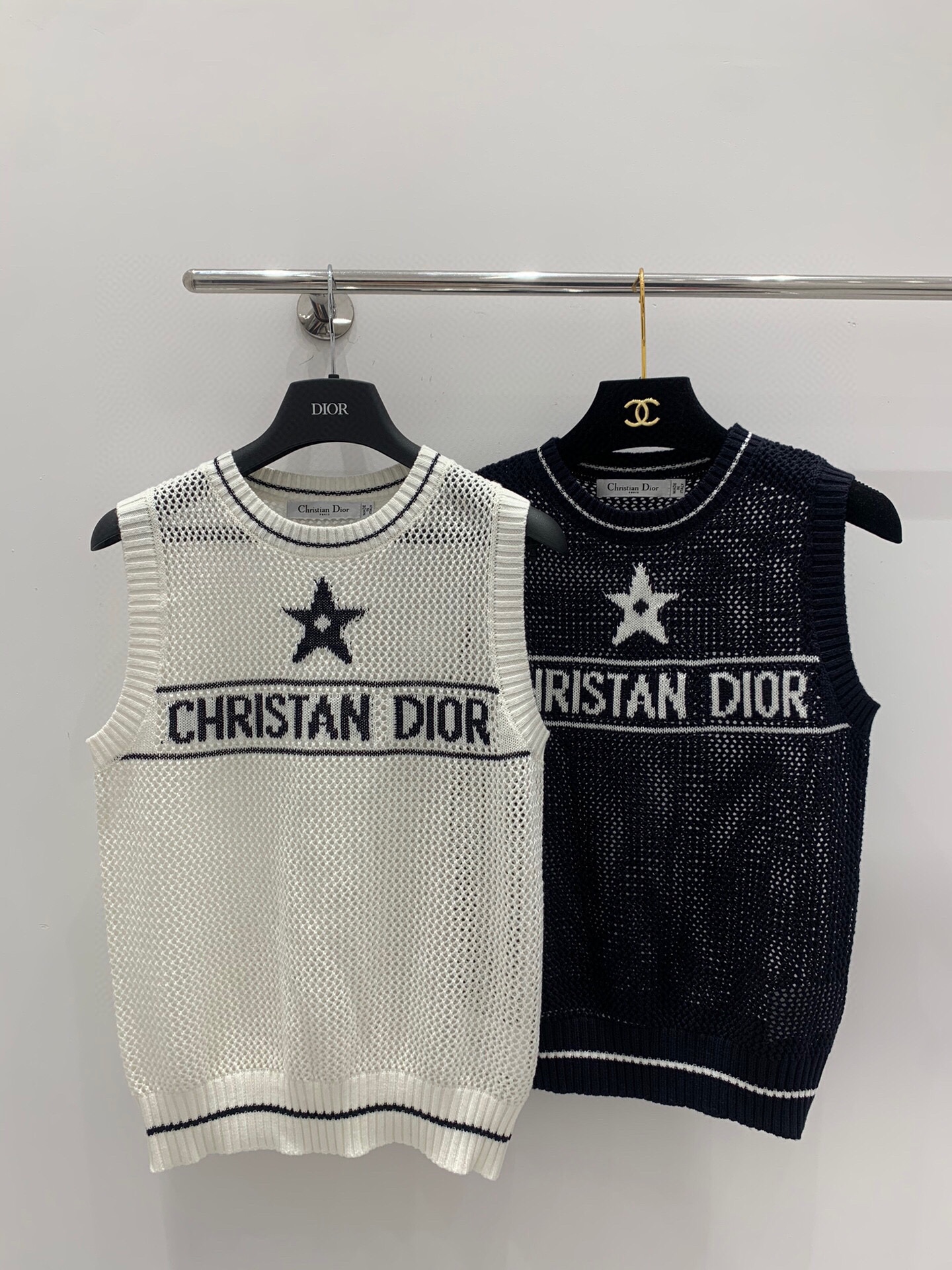 【DIOR迪奥】💰248💰
2024春夏新款 针织背心🆕 领口下摆黑白条纹拼色设计 经典字母logo⭐图案装饰 超薄镂空透气舒服 简约随性百搭 尺码SML