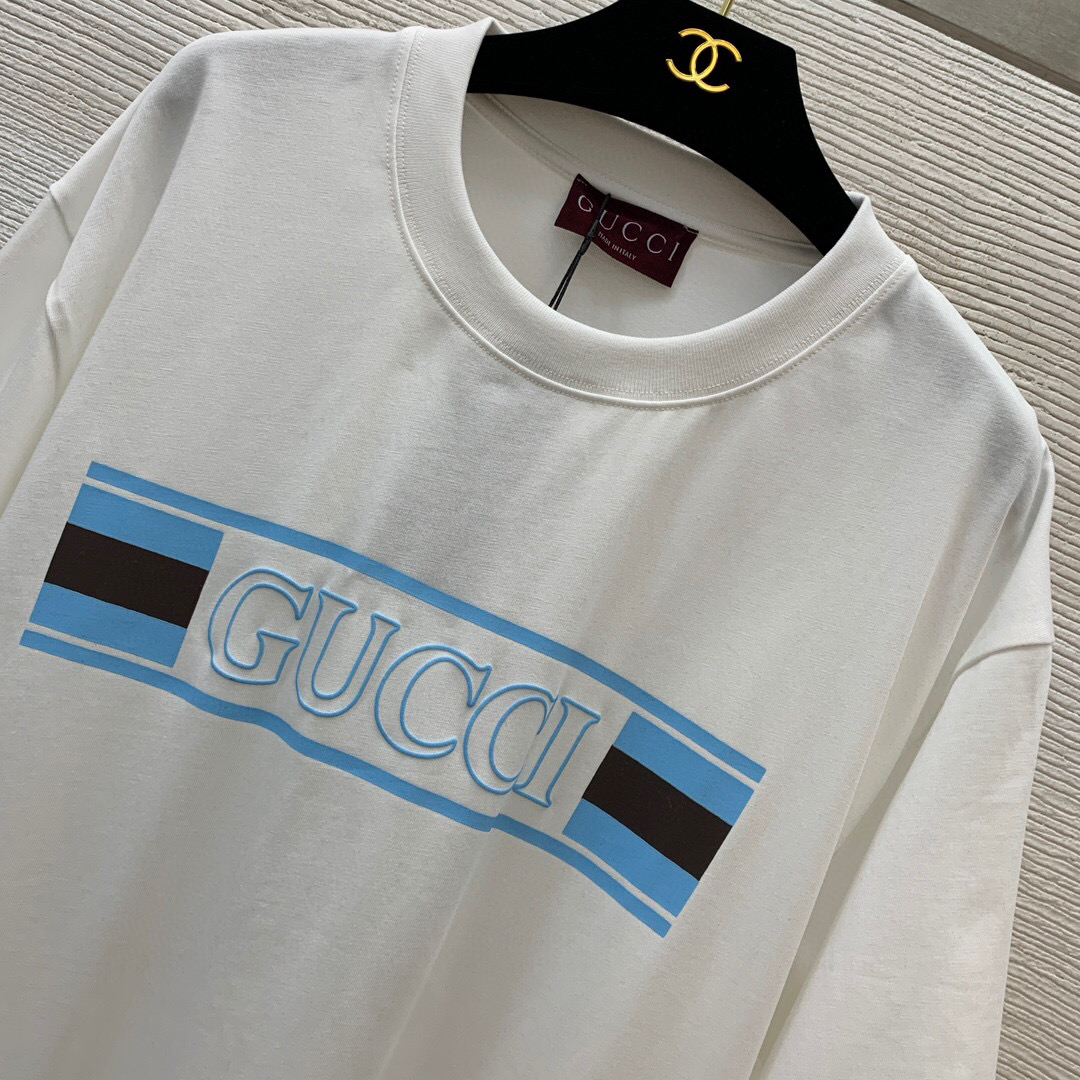 【GUCCI古驰】💰230💰
2025春夏新款 男女同款❤️高端定制横版字母logo徽标宽松显瘦休闲圆领短袖t恤上衣！
黑色、白色，𝐒𝐌𝐋 𝐗𝐋（M码：肩宽52，胸围114，袖长23，衣长74）