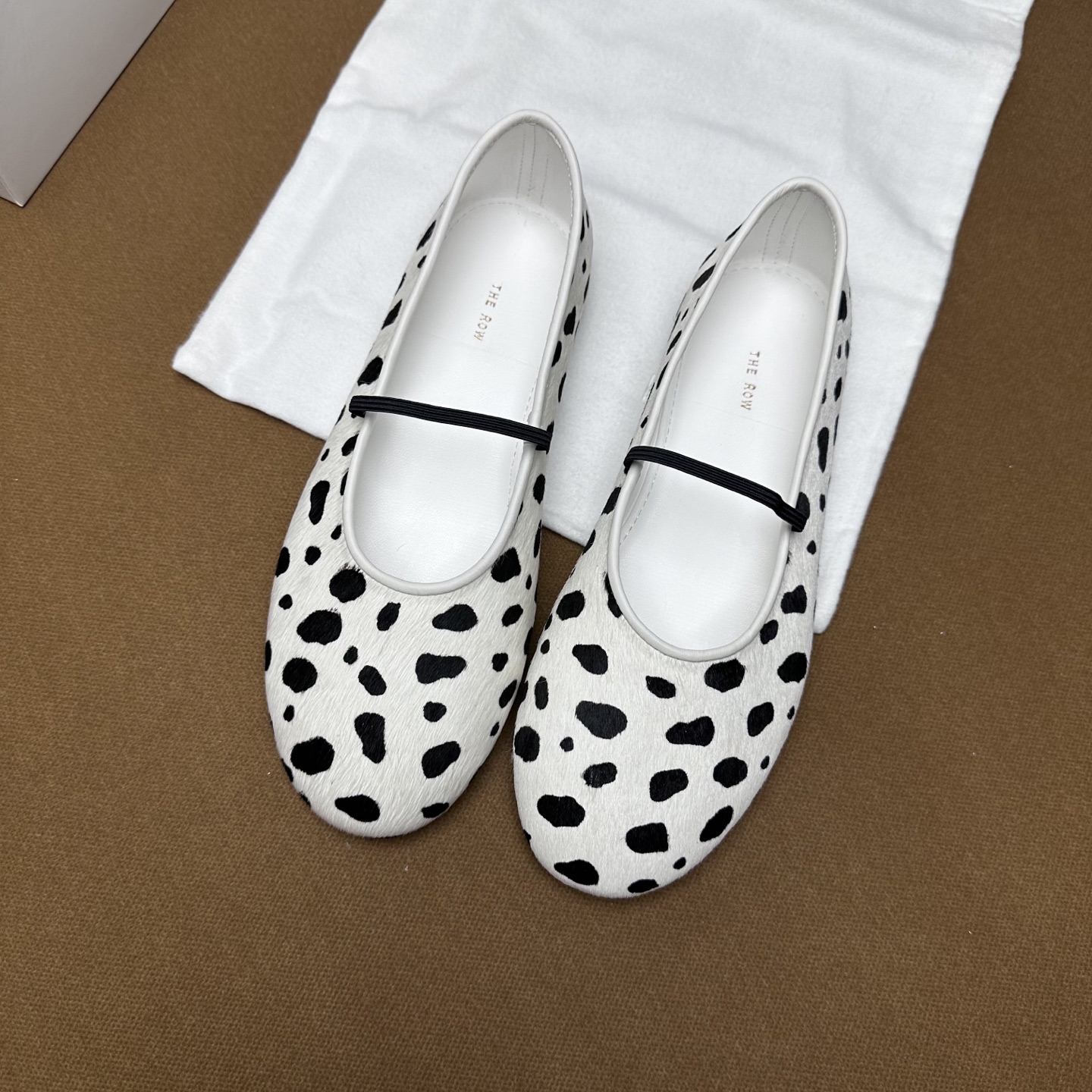 NO:237993,———Top version New color scheme——The row grandma shoes and ballet shoes, new colors have been added———— High-quality The Row new one-shoe dancing shoes and loafers, simple and retro, all the time to match them well!  All major internet celebrity bloggers are wearing it. The whole shoe body is very soft and easy to wear without scrubbing your feet. Simple and versatile single shoes can be worn all year round. This brand continues the usual minimalist style. With quality, the whole pair of shoes seems simple, but the process is difficult. It uses a full leather case package, made by the master, super waste, and the real high quality of the version. The materials are made by the high-quality materials compared to the original version. A pair of outsole costs quite high and the combination time is slow, so the outsole needs to be made at one time. The correct original outsole is a genuine leather midsole   rubber combination. The rubber soles are only produced on the market with low cost. Fabric original custom imported calf imported horsehair, inner/foot pad imported grain mixed sheepskin, size 35 36 37 38 39 40 sizes, regular size, original box packaging!  , ballet shoes, loafers, sheepskin19860909———顶版 新配色——the row奶奶鞋芭蕾鞋, 增加新色了——— 莞产高品质 The Row新款一脚蹬跳舞鞋乐福鞋 简单带点复古味随意搭配都好看！各大网红博主都在穿它,整个鞋身非常柔软,好穿不磨脚.简约百搭这种单鞋一年四季都能穿 这个品牌延续了一贯极简风格,用品质来说话,整双鞋子看似简单其实工艺很难,采用全皮套包制作工艺,老师傅制作,超级废料,真正对版的高品质,用料都是上等材料对照原版一样制作,一双大底成本相当高还要组合时间慢所以大底都要一次性做多正确的原版大底是真皮中底 橡胶组合,市面上出的都只是橡胶底成本低做法快 面料原版定制进口小牛进口马毛, 内里/垫脚进口粒面混种羊皮, 码数35 36 37 38 39 40码,正码,原盒包装！,芭蕾舞鞋,loafers,sheepskin,Women's Shoes