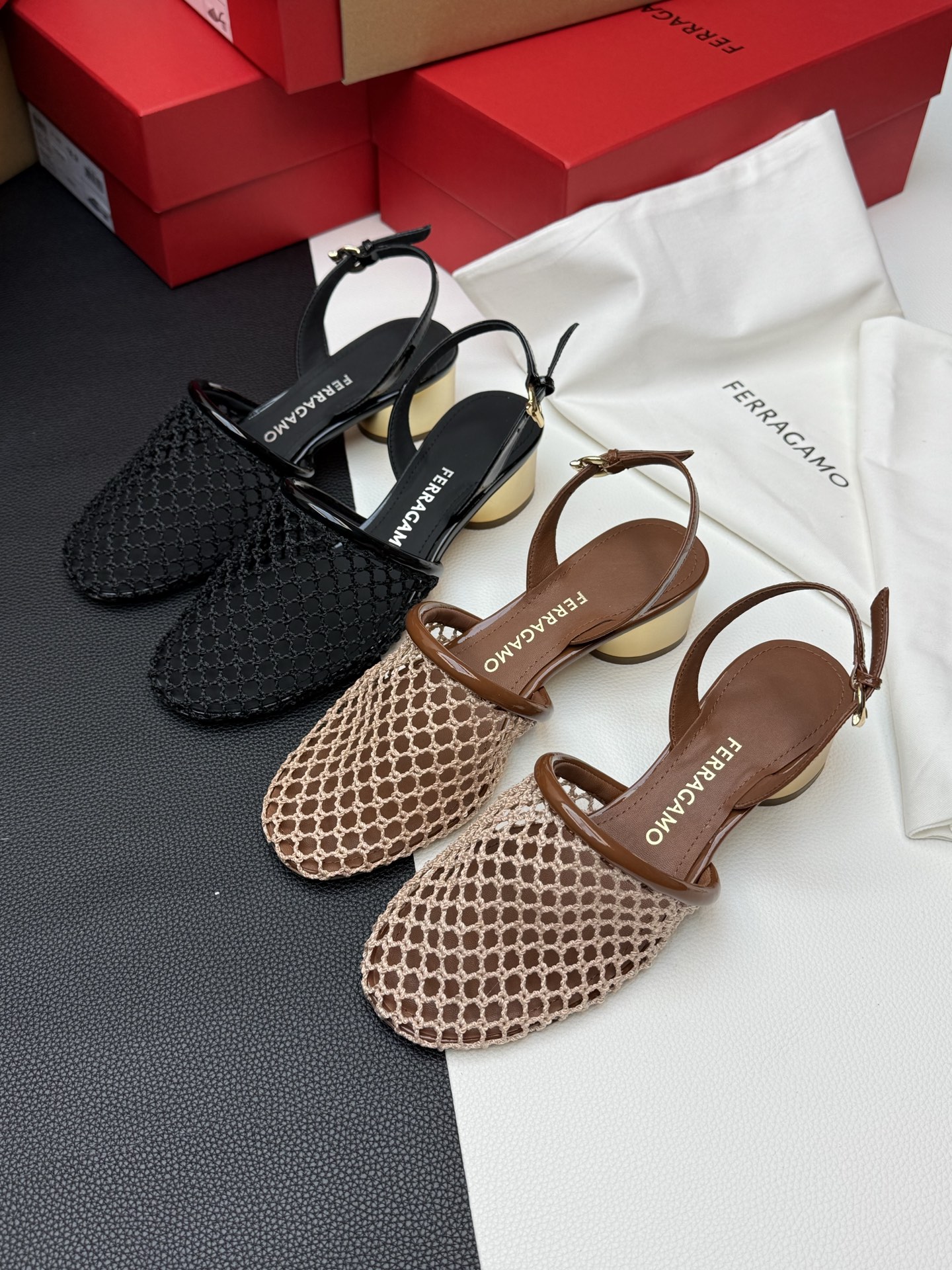 NO:390120,——Top version Support distribution FERRAGAMO 2025 new summer mesh shoes high-end round toe breathable toe half-torque high heel sandals!  The collection is reshaped with novel techniques, combining mesh fabric uppers and patent leather details, inspired by Cistia shoes designed by Salvatore Ferragamo in 1952. It uses a round thick heel, and it presents a brass finish through fine workmanship, and is matched with a mesh woven upper decorated with tassel lace and delicate patent leather trim. Whether you are going on a date with a fairy-like dress or making a casual outing with jeans, you can perfectly control it!  The mesh part is so beautiful that it makes people intoxicated, revealing the skin vaguely, and the hazy beauty makes people unable to stop. Wearing it in summer, you don’t have to worry about stuffing your feet at all, and your feet can easily control it. The 4CM thick heel is stable and easy to walk ** while showing your legs long, it is also very raising temperament. The inner foot pad is a full-grain mixed-bred sheepskin, which is so soft and delicate that it makes people love it. Super skin-friendly, the feet feel comfortable and breathable. The foot pad is also very exquisite, and the logo is fully imprinted, which is really ingenious. Even if worn for a long time, you can keep your feet dry. Material information - Fabric breathable hollow mesh/beef patent leather Inner foot pad mixed-bred sheepskin, soft and delicate, large sole Italian leather big sole, high-end luxury heel height is about 4cm  Size segment corresponds to 4.5=35.5.5=36.6.5=37.7.5=38.8.5=39, semi-slide sandals, louis vuitton, ferragamo, ferragamo, sandals, skirts, jeans, sheepskin, Leather soles19860909——顶版 支持分销 FERRAGAMO菲拉格慕2025新款夏季网纱鞋高级感圆头透气包头半拖高跟凉鞋！ 典藏款型以新颖手法焕然重塑,结合网眼织物鞋面与漆皮细节,灵感源自Salvatore Ferragamo先生于1952年设计的Cistia鞋履.采用圆润粗跟,通过精工细制呈现黄铜饰面效果,与饰有流苏花边和纤巧漆皮饰边的网眼编织鞋面谐美搭配. 不管你是搭配仙气飘飘的连衣裙去约会,还是配牛仔裤打造休闲出街,都能完美驾驭！ 网眼部分更是美得让人陶醉,若隐若现地露出肌肤,朦胧美感让人欲罢不能.夏天穿它,完全不用担心闷脚的问题,小汗脚也能轻松驾驭. 4CM的粗跟,又稳又好走路 **显腿长的同时还很抬气质哦 内里垫脚是全粒面的混种羊皮,柔软细腻得让人爱不释手.超级亲肤,脚感舒适又透气.垫脚的车工也特别精致,logo压印完整,真是匠心独运.即便长久穿着,也能保持双脚干爽状态. 材质信息- 面料透气镂空网眼/牛漆皮 内里垫脚混种羊皮,柔软细腻 大底意大利真皮大底,高端奢华 跟高约4cm 尺码码段对应4.5=35.5.5=36.6.5=37.7.5=38.8.5=39,半拖凉鞋,louis vuitton,ferragamo,ferragamo,sandals,skirts,jeans,sheepskin,Leather soles,Women's Shoes