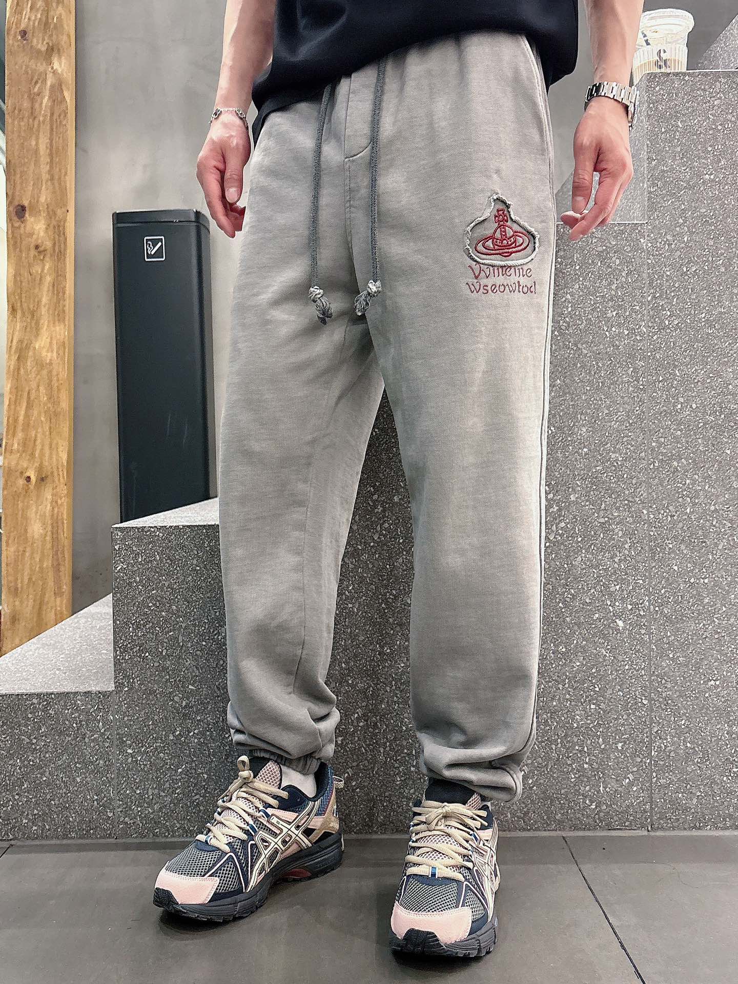 NO:131457,The new heavy industry washing and sleeping pants in the Queen Mother's family will make you no longer cold throughout autumn and winter. New models are in place. The three-dimensional embroidery process is combined with versatile and not picky about men and girls. It is so handsome. The number of code m-3xl, alexander wang19860909西太后家新款重工洗水卫裤,  让你整个秋冬不再冷新款到位重工洗水烧花工艺立体绣花工艺结合,百搭不挑人男生女生同款 太帅了 码数m-3xl,,alexander wang,Men's clothing