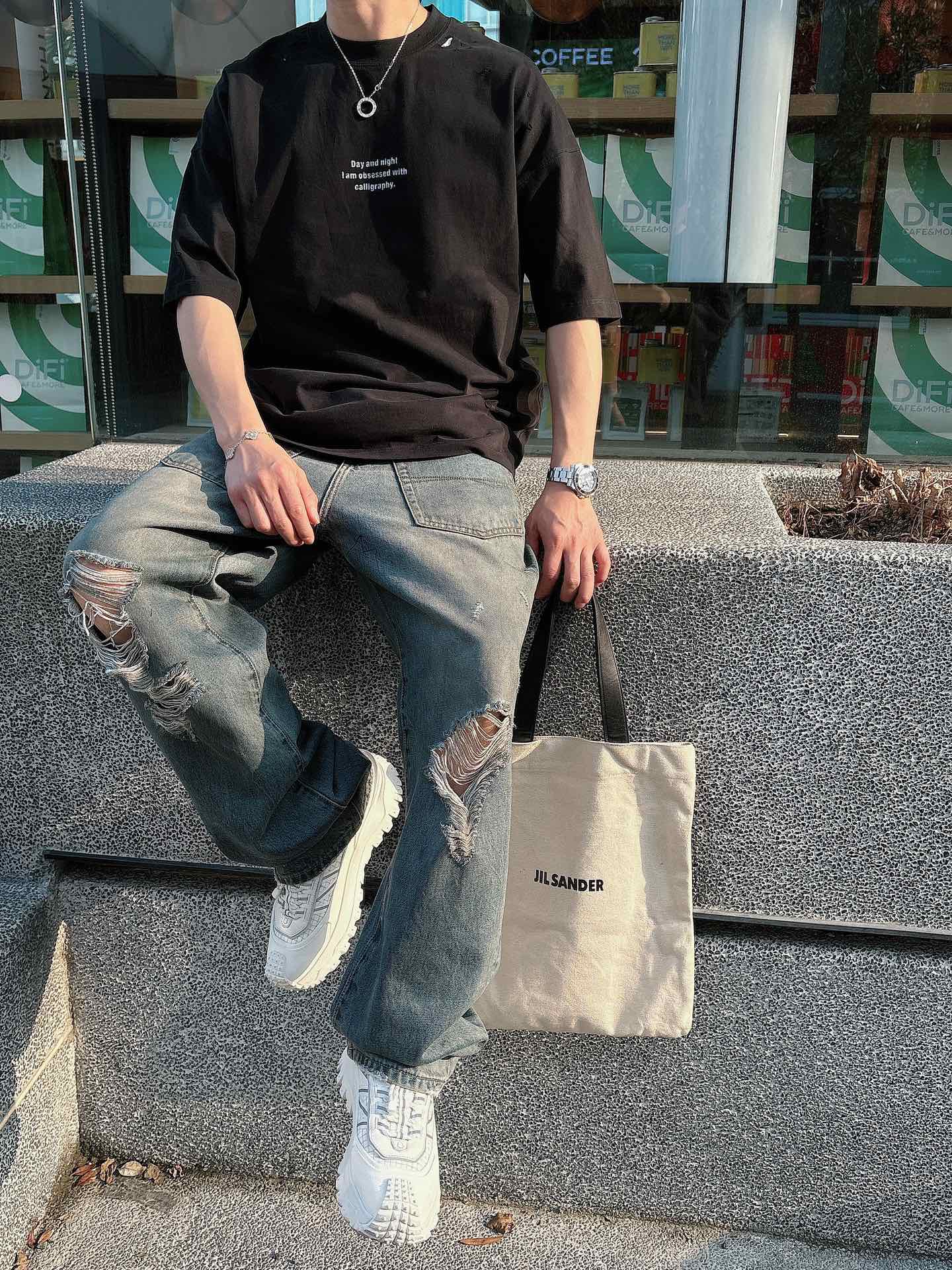 NO:128902,2025SS niche trendy brand new spring and summer half-sleeved hot custom pure cotton fabric adopts hand-printing process, fabric comfortable texture, S-2XL, alexander wang198609092025SS 小众潮牌春夏新款半袖 爆款定制纯棉面料 采用手工印花工艺 面料舒适质感 码数S-2XL,,alexander wang,Men's clothing