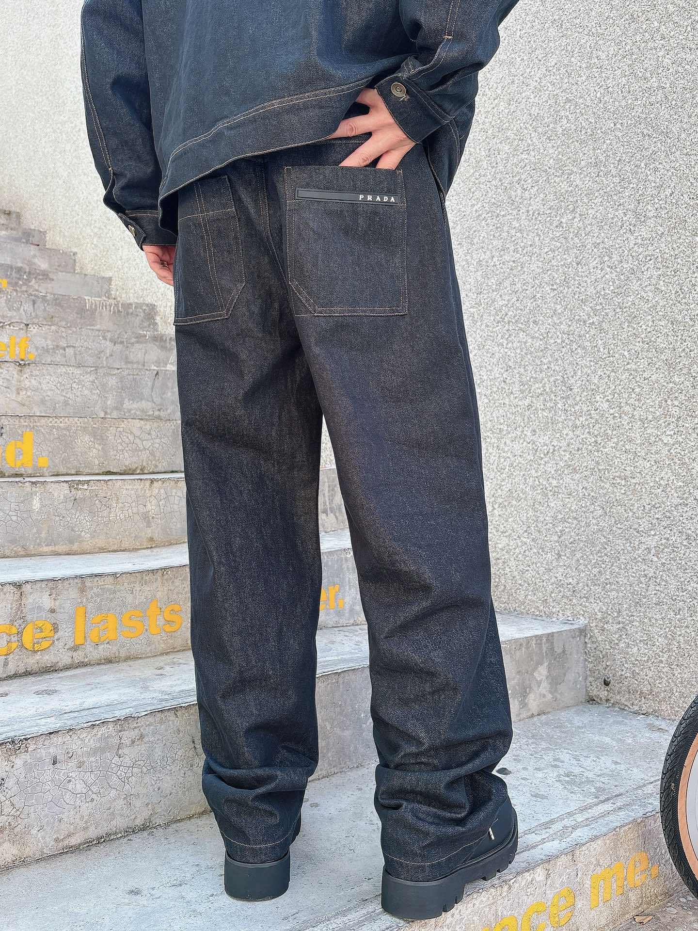 普拉达 25FW秋冬新款情侣牛仔裤 上身版型真的绝了水洗棉面料超柔软 上身巨舒服包容性好✔️后口袋整体细