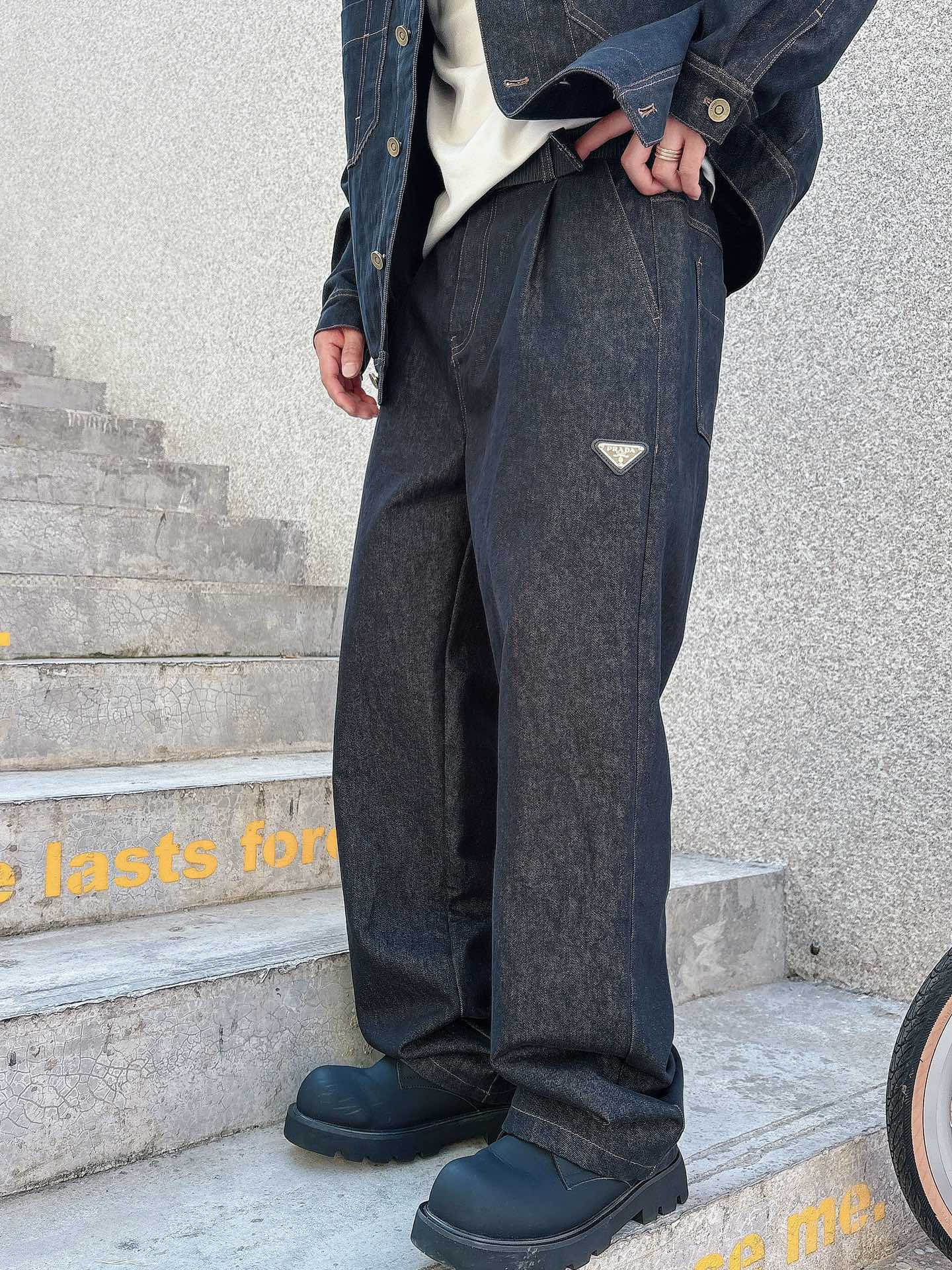 普拉达 25FW秋冬新款情侣牛仔裤 上身版型真的绝了水洗棉面料超柔软 上身巨舒服包容性好✔️后口袋整体细