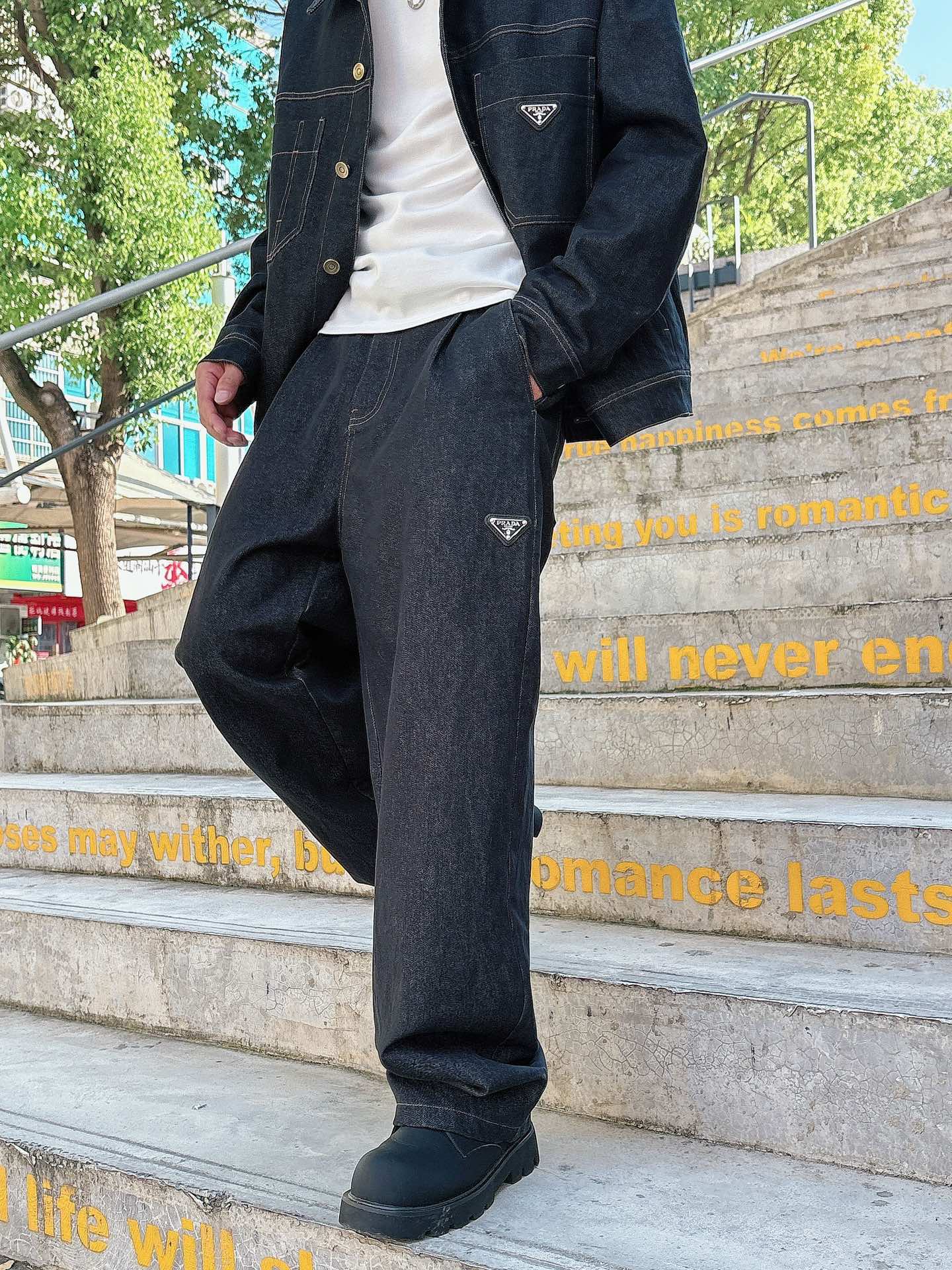 普拉达 25FW秋冬新款情侣牛仔裤 上身版型真的绝了水洗棉面料超柔软 上身巨舒服包容性好✔️后口袋整体细