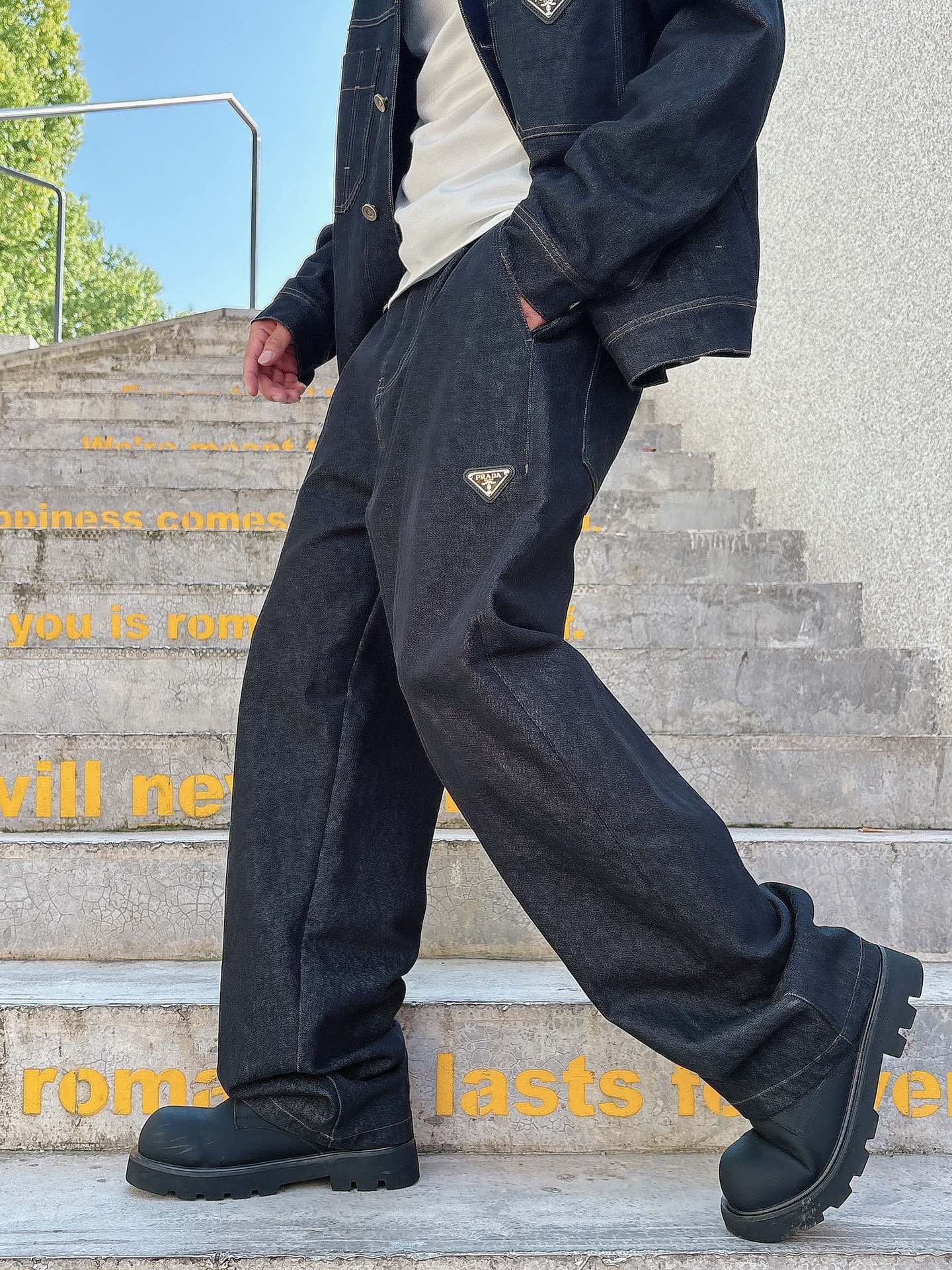 普拉达 25FW秋冬新款情侣牛仔裤 上身版型真的绝了水洗棉面料超柔软 上身巨舒服包容性好✔️后口袋整体细