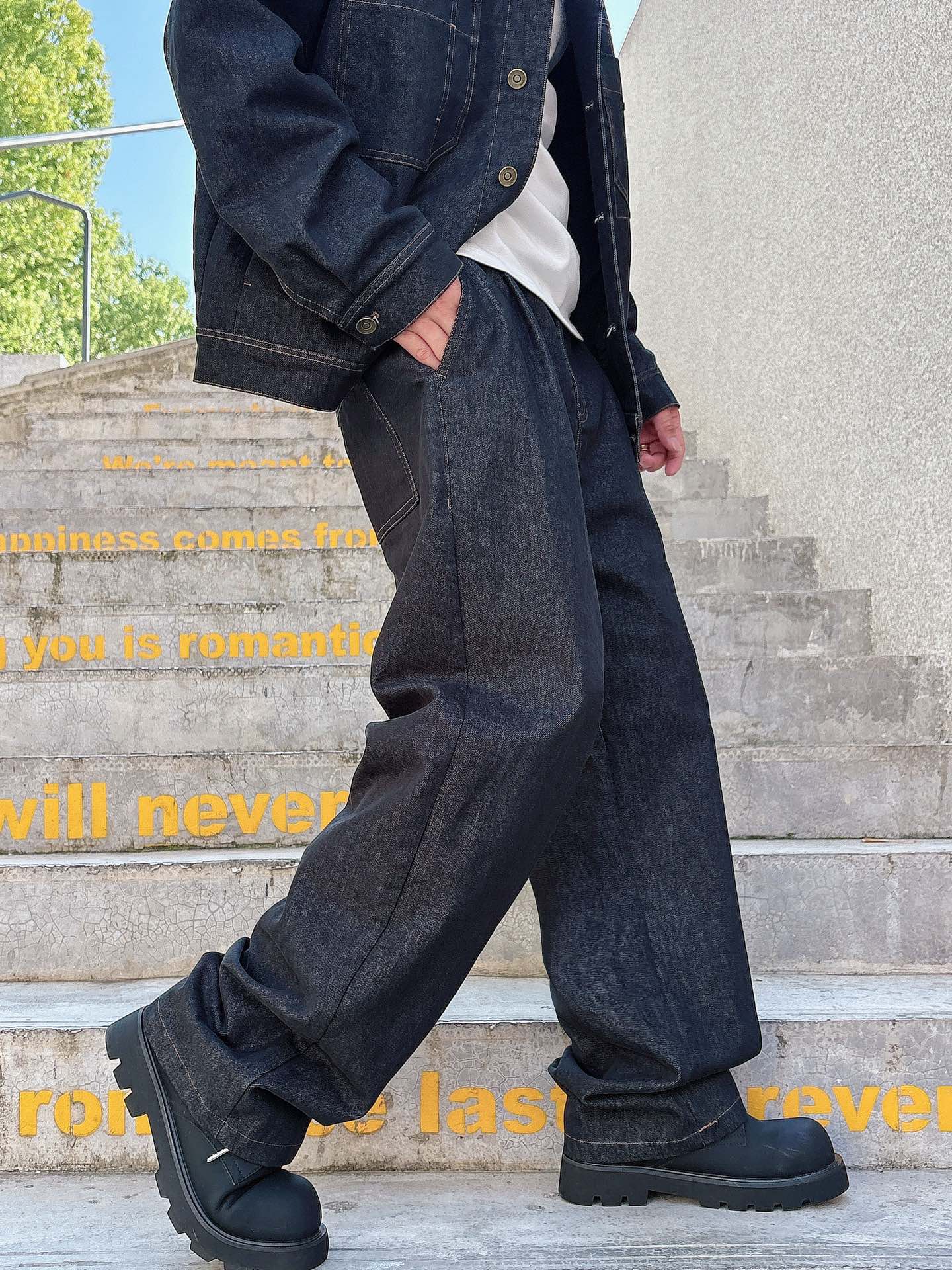 普拉达 25FW秋冬新款情侣牛仔裤 上身版型真的绝了水洗棉面料超柔软 上身巨舒服包容性好✔️后口袋整体细