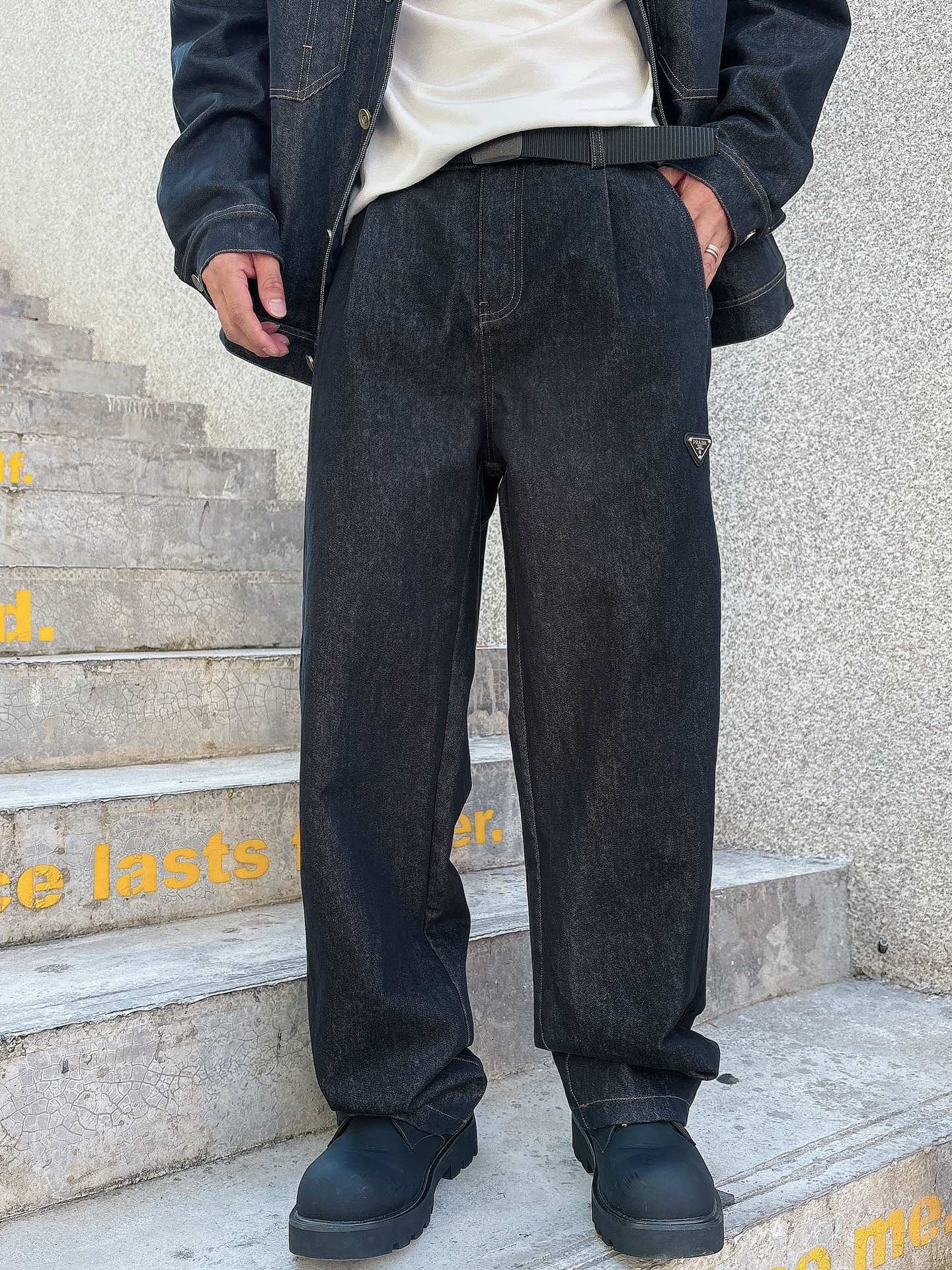 普拉达 25FW秋冬新款情侣牛仔裤 上身版型真的绝了水洗棉面料超柔软 上身巨舒服包容性好✔️后口袋整体细