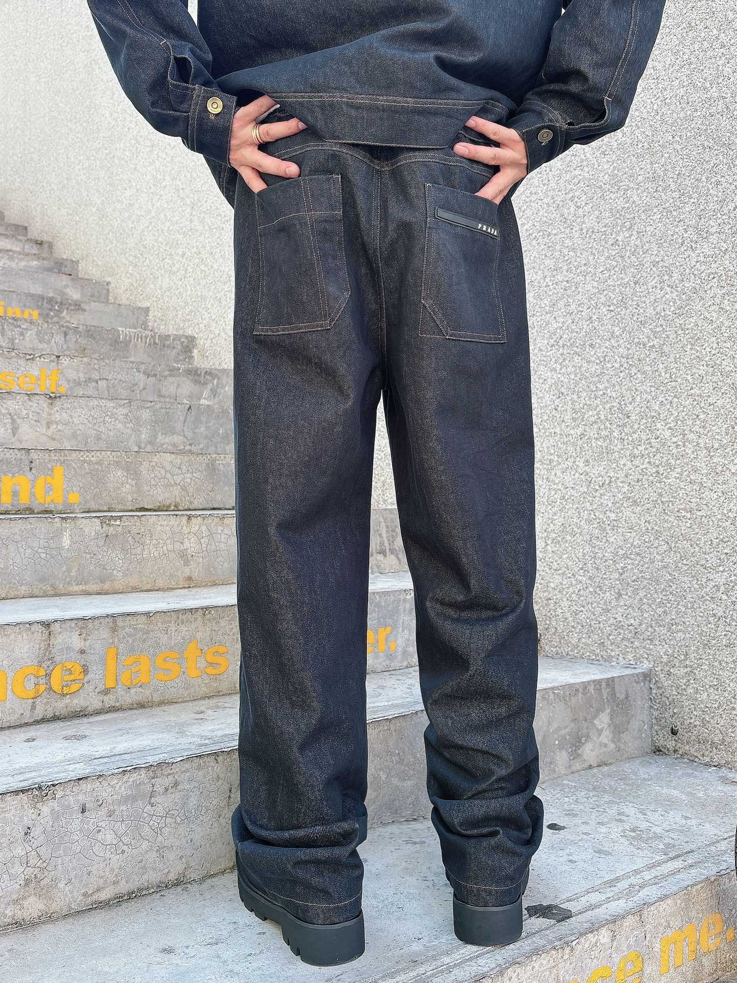 普拉达 25FW秋冬新款情侣牛仔裤 上身版型真的绝了水洗棉面料超柔软 上身巨舒服包容性好✔️后口袋整体细