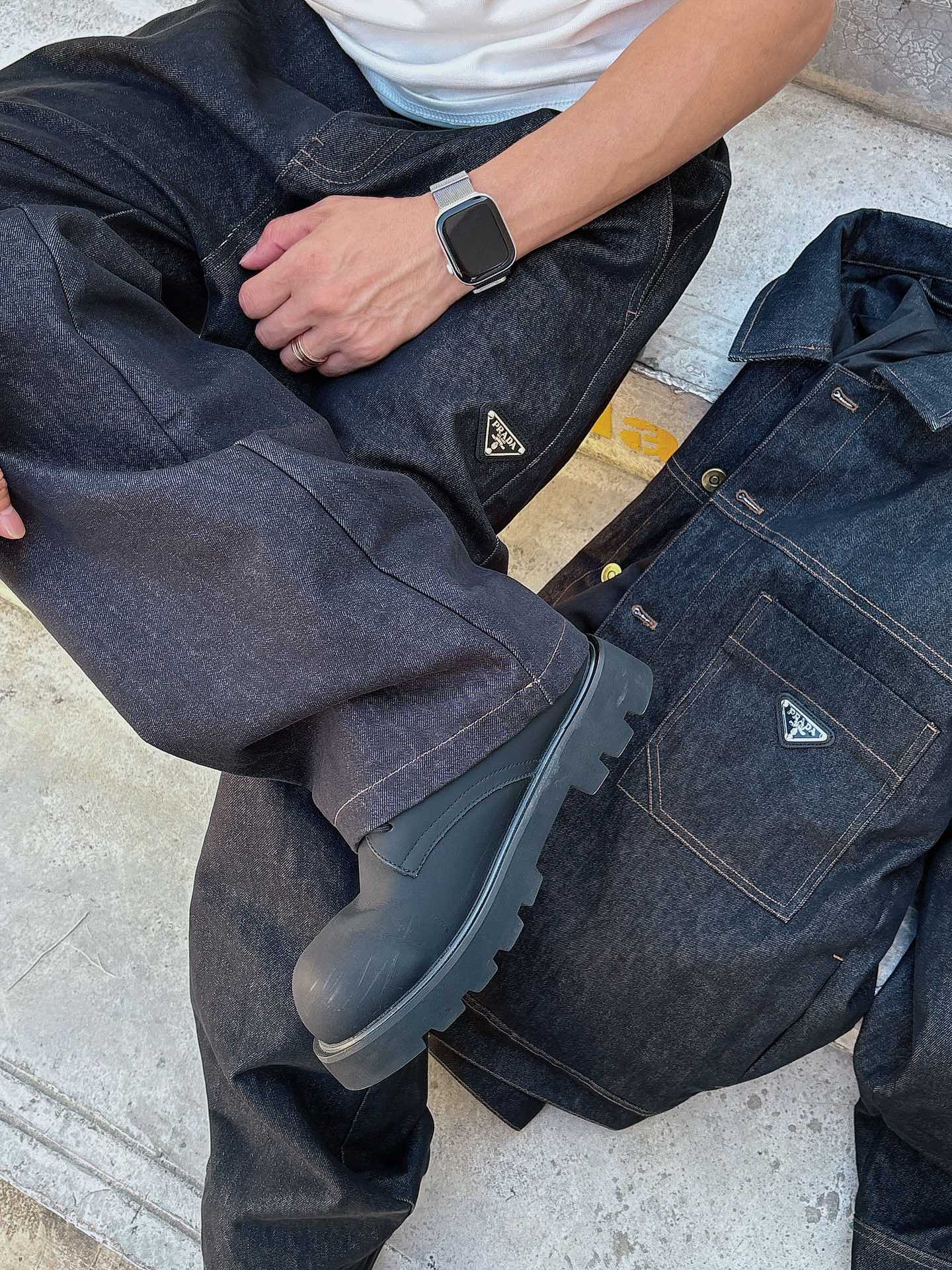 普拉达 25FW秋冬新款情侣牛仔裤 上身版型真的绝了水洗棉面料超柔软 上身巨舒服包容性好✔️后口袋整体细