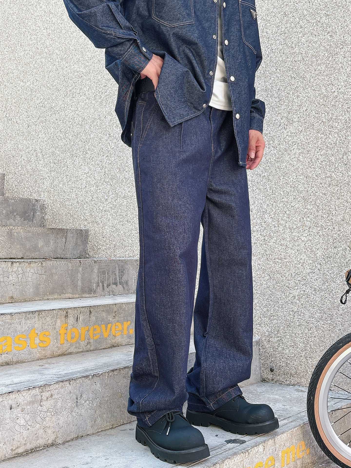 普拉达 25FW秋冬新款情侣牛仔裤 上身版型真的绝了水洗棉面料超柔软 上身巨舒服包容性好✔️后口袋整体细