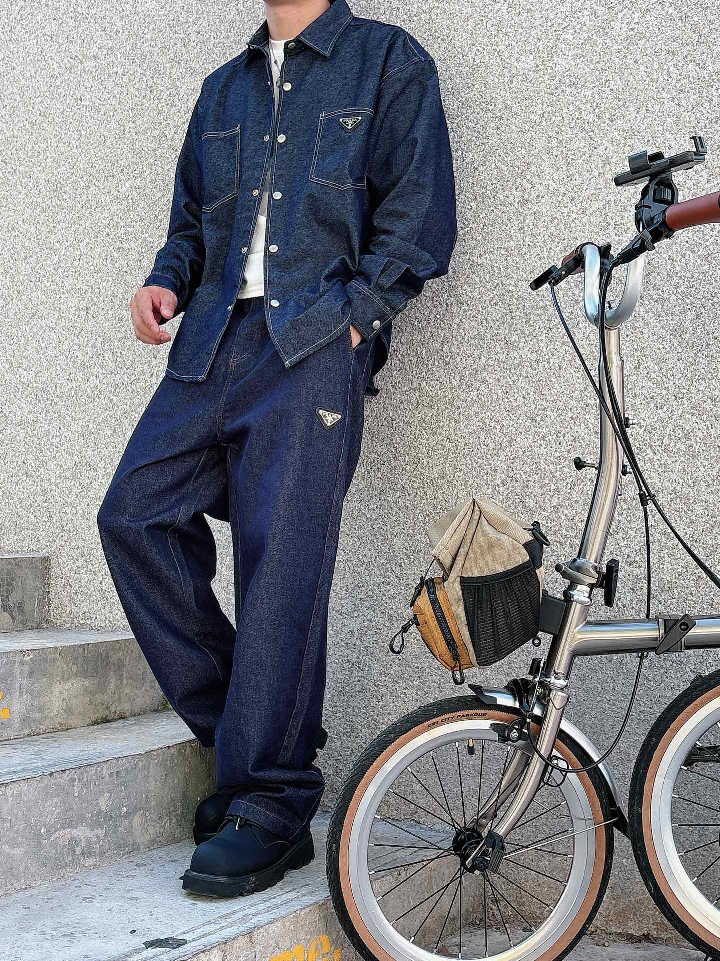 普拉达 25FW秋冬新款情侣牛仔裤 上身版型真的绝了水洗棉面料超柔软 上身巨舒服包容性好✔️后口袋整体细