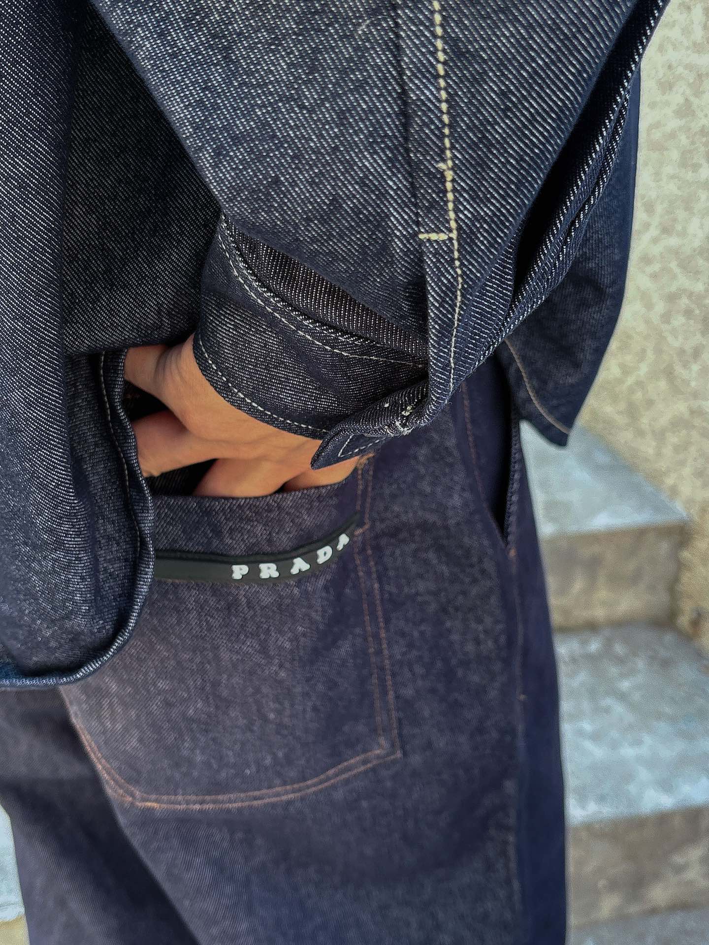 普拉达 25FW秋冬新款情侣牛仔裤 上身版型真的绝了水洗棉面料超柔软 上身巨舒服包容性好✔️后口袋整体细