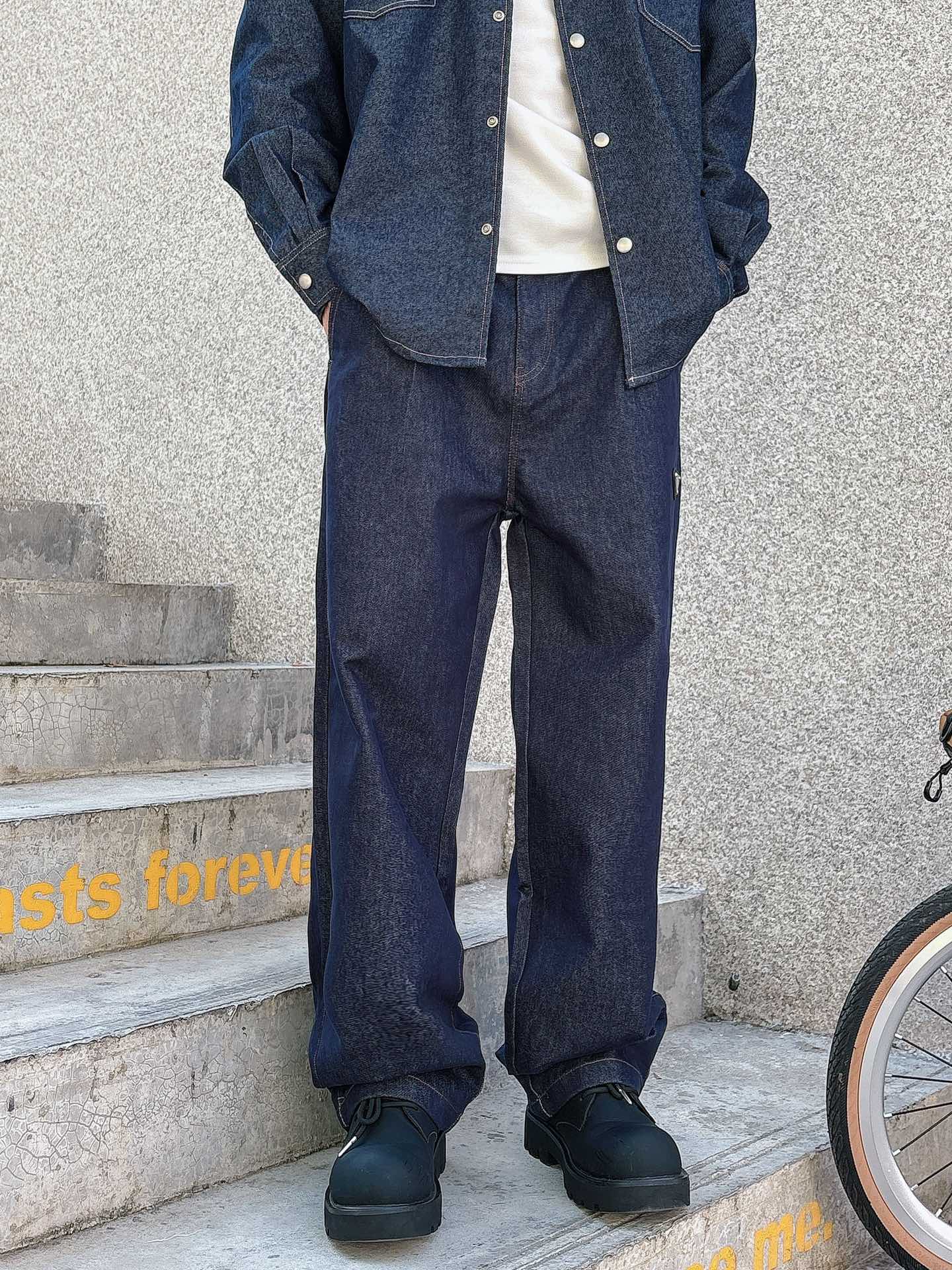 普拉达 25FW秋冬新款情侣牛仔裤 上身版型真的绝了水洗棉面料超柔软 上身巨舒服包容性好✔️后口袋整体细