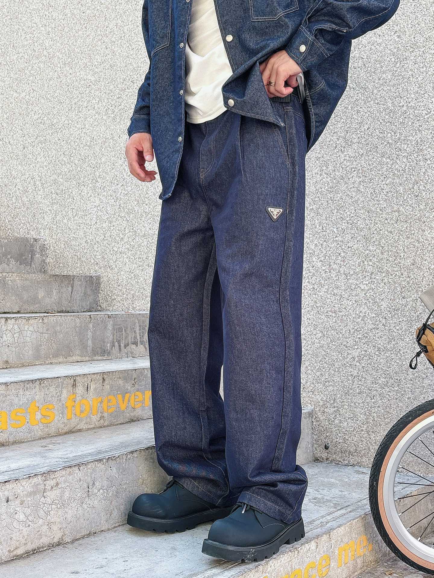 普拉达 25FW秋冬新款情侣牛仔裤 上身版型真的绝了水洗棉面料超柔软 上身巨舒服包容性好✔️后口袋整体细