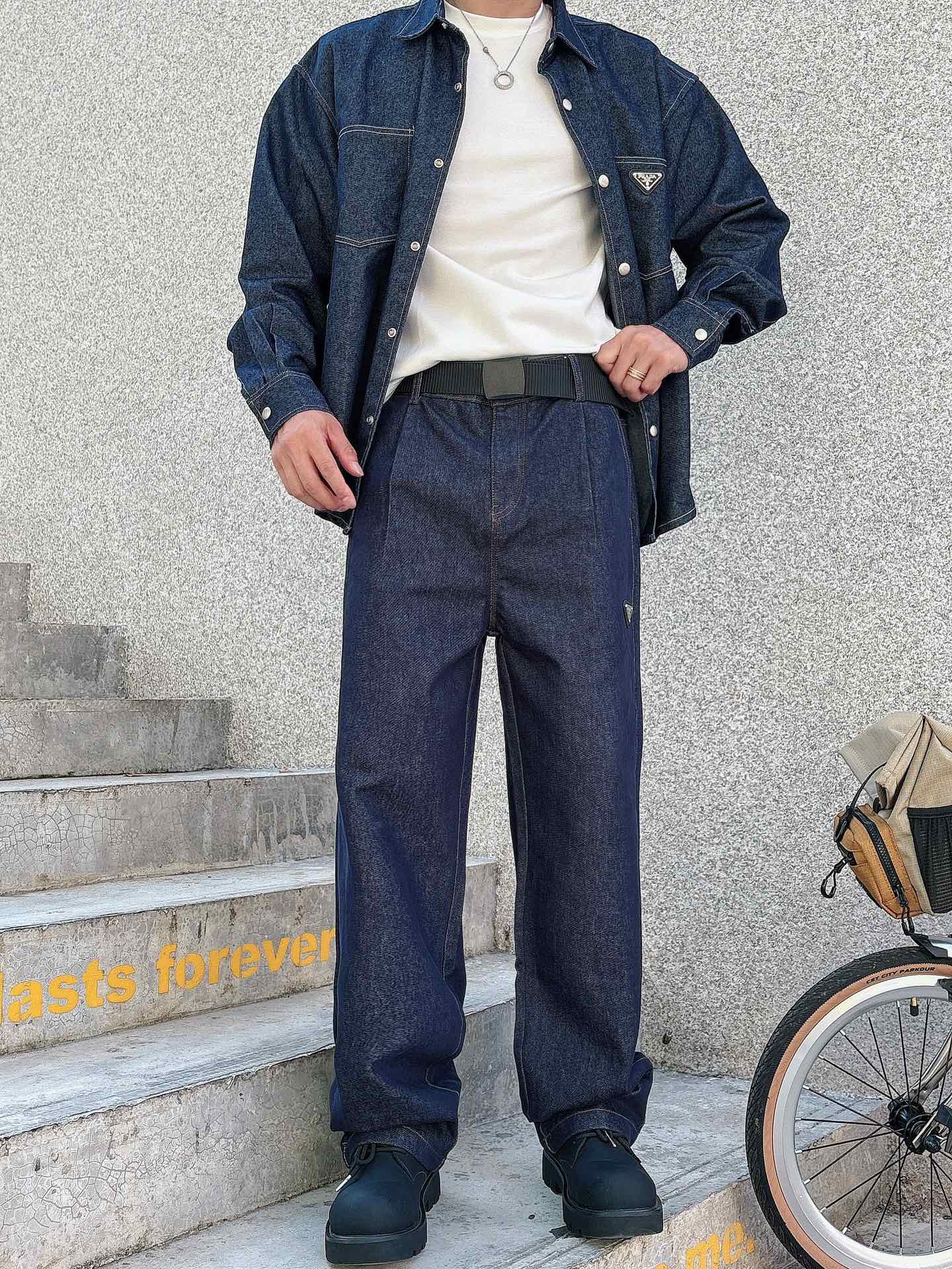 普拉达 25FW秋冬新款情侣牛仔裤 上身版型真的绝了水洗棉面料超柔软 上身巨舒服包容性好✔️后口袋整体细