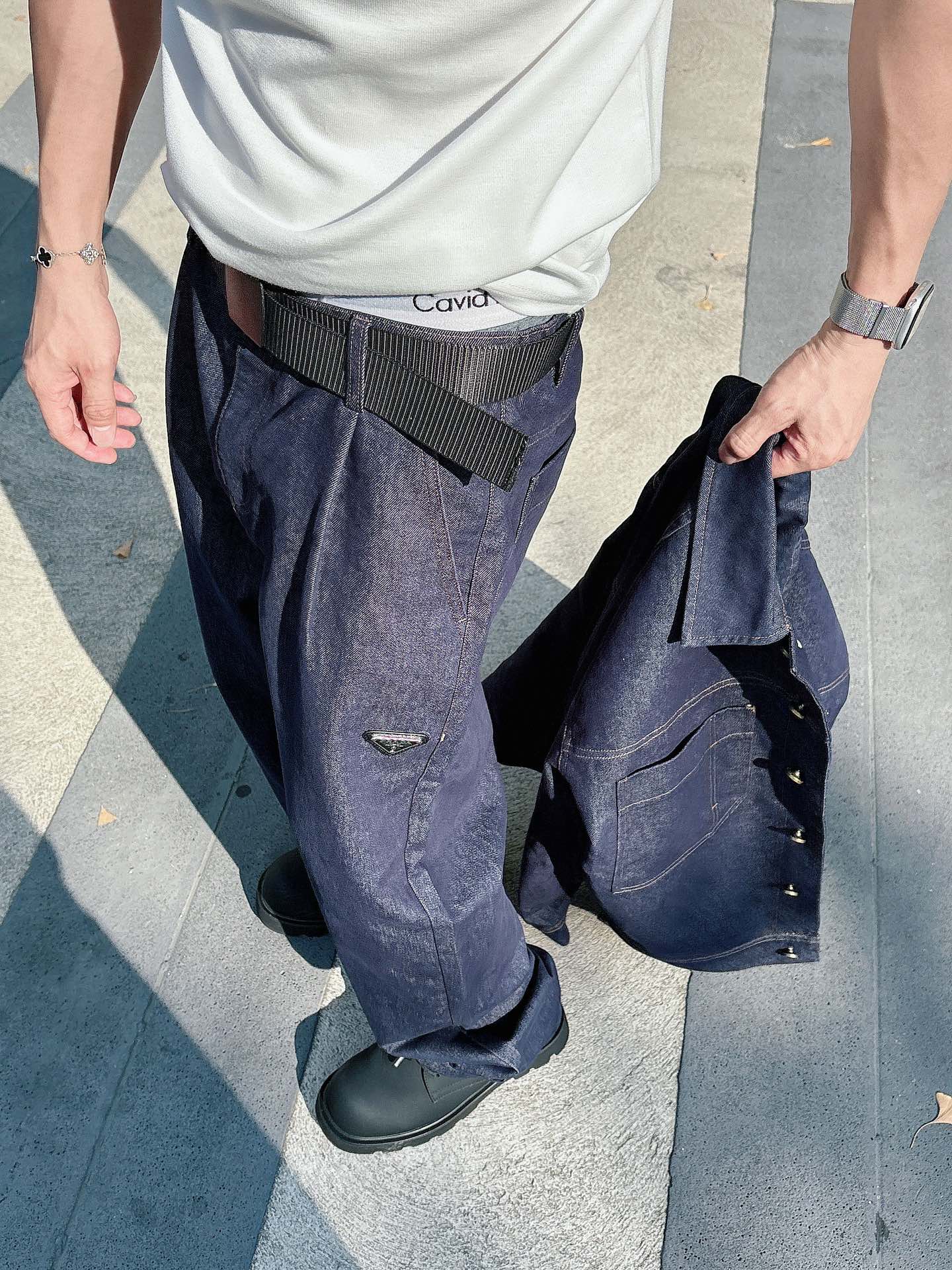 普拉达 25FW秋冬新款情侣牛仔裤 上身版型真的绝了水洗棉面料超柔软 上身巨舒服包容性好✔️后口袋整体细