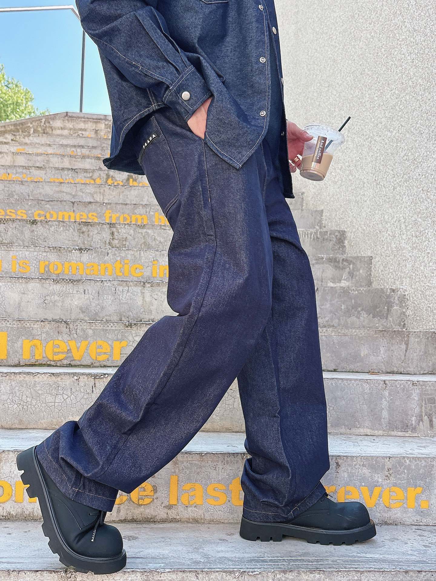 普拉达 25FW秋冬新款情侣牛仔裤 上身版型真的绝了水洗棉面料超柔软 上身巨舒服包容性好✔️后口袋整体细