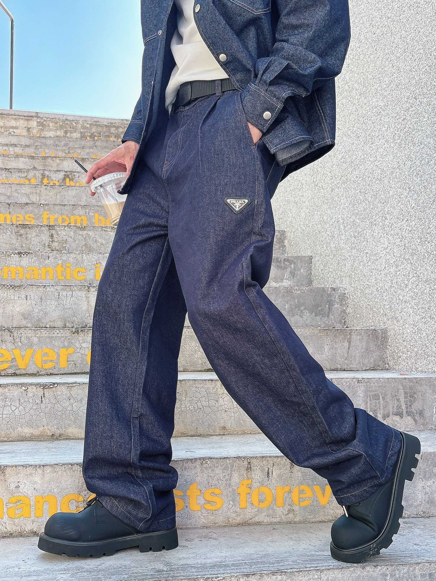 普拉达 25FW秋冬新款情侣牛仔裤 上身版型真的绝了水洗棉面料超柔软 上身巨舒服包容性好✔️后口袋整体细