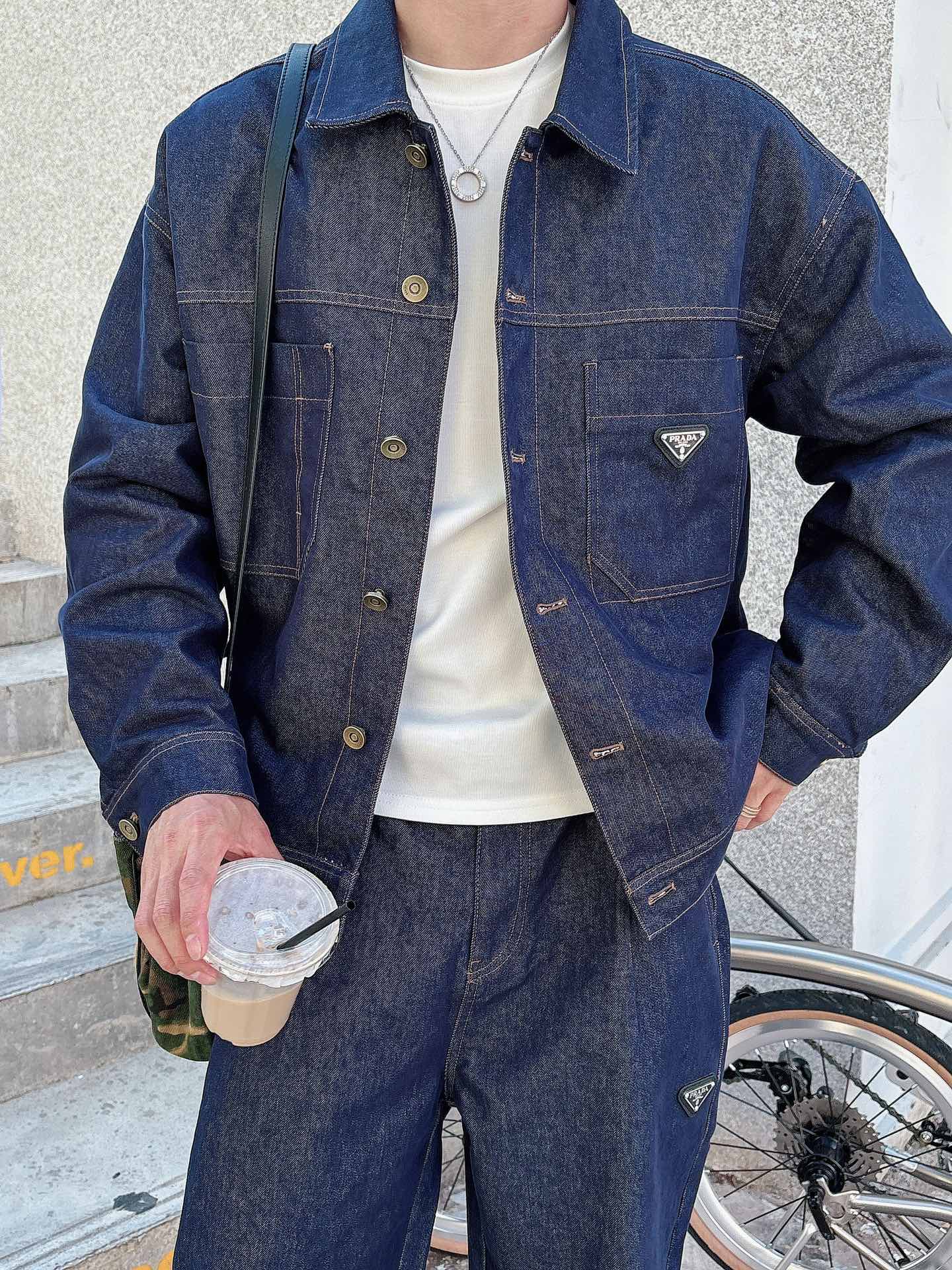 PRADA 普拉达 2025男士 秋季最新款纯色长袖三角标牛仔外套 简约到了极致就是经典！！普拉达这个品