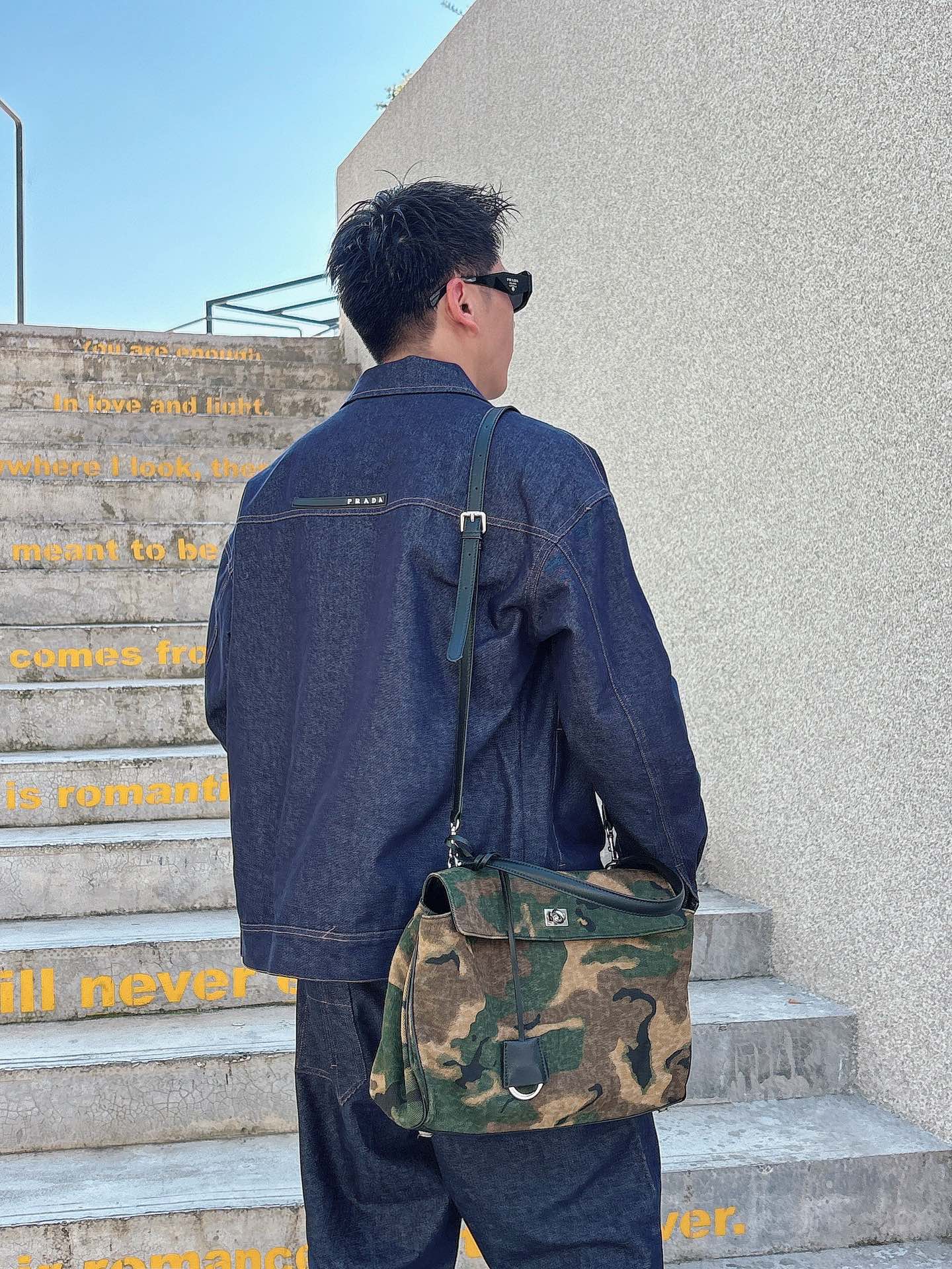 PRADA 普拉达 2025男士 秋季最新款纯色长袖三角标牛仔外套 简约到了极致就是经典！！普拉达这个品