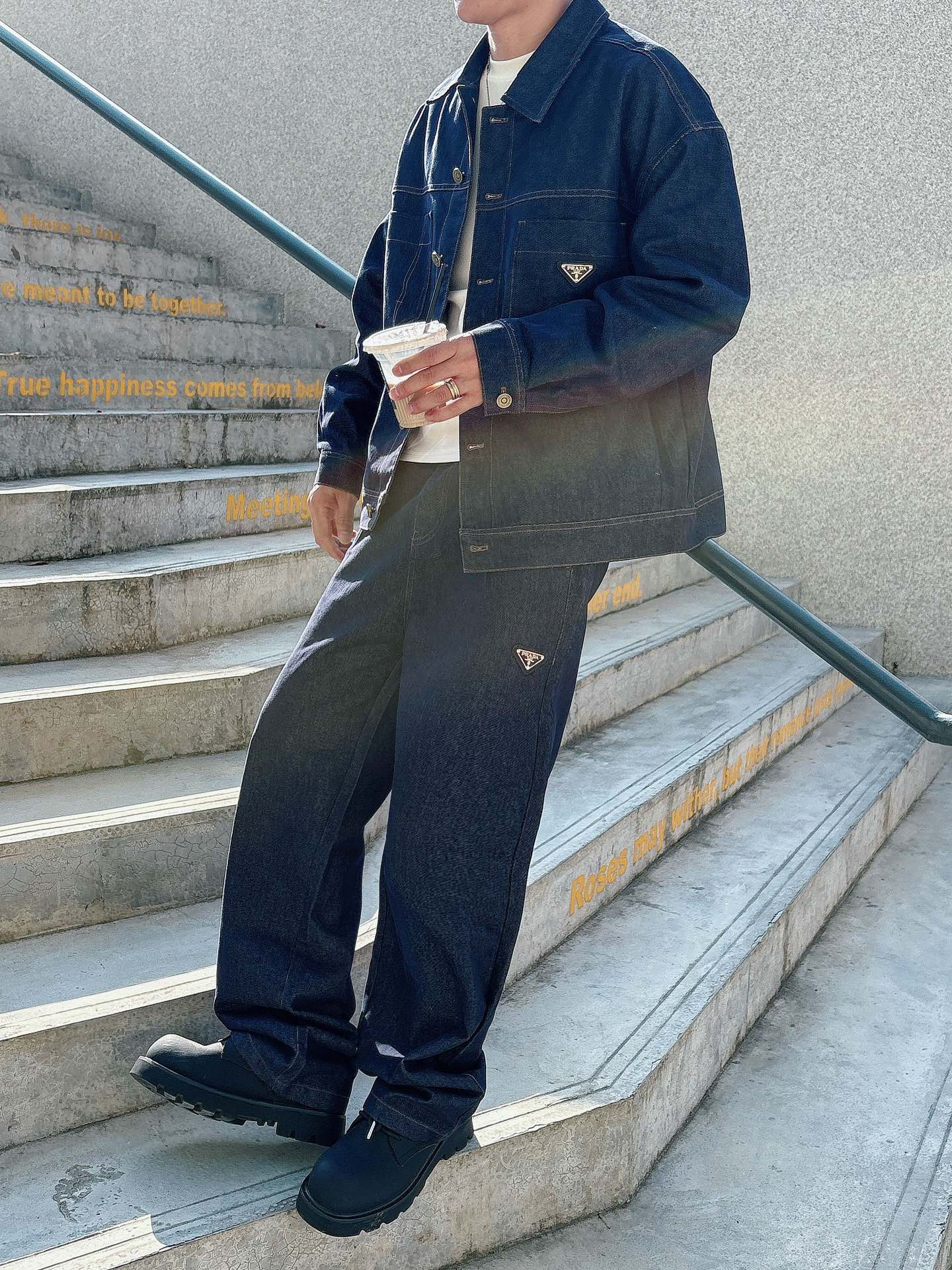 PRADA 普拉达 2025男士 秋季最新款纯色长袖三角标牛仔外套 简约到了极致就是经典！！普拉达这个品