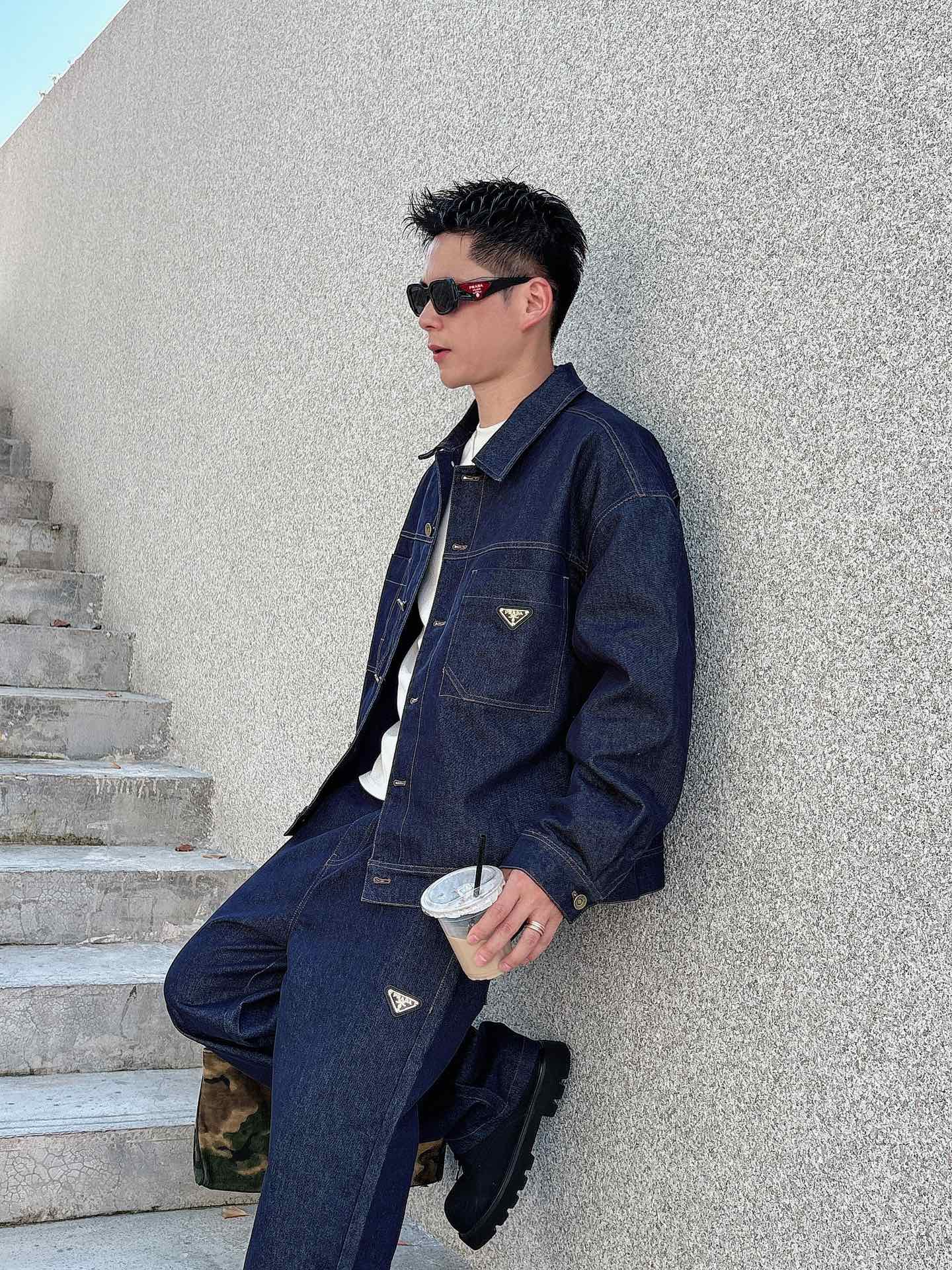 PRADA 普拉达 2025男士 秋季最新款纯色长袖三角标牛仔外套 简约到了极致就是经典！！普拉达这个品