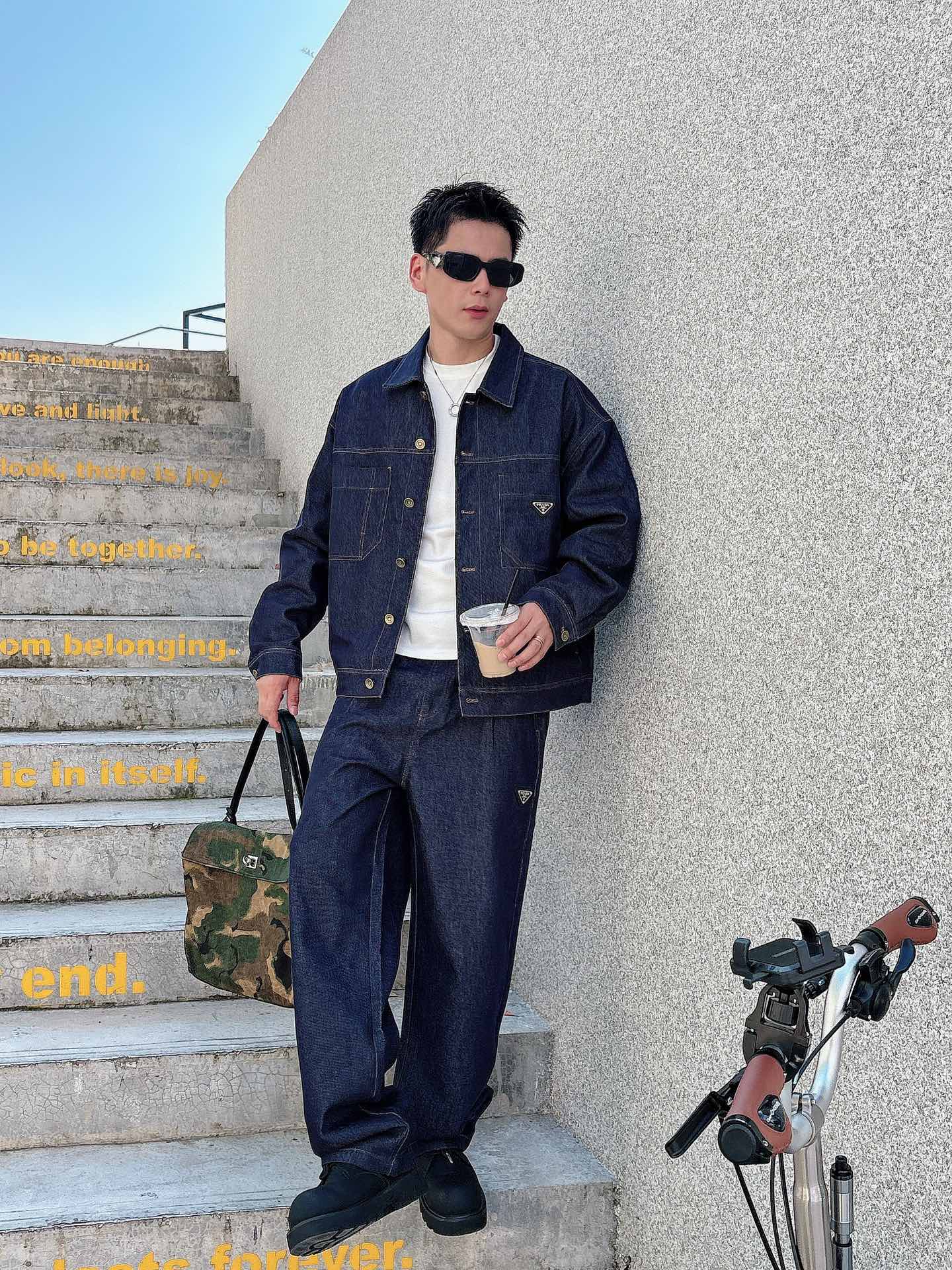 PRADA 普拉达 2025男士 秋季最新款纯色长袖三角标牛仔外套 简约到了极致就是经典！！普拉达这个品