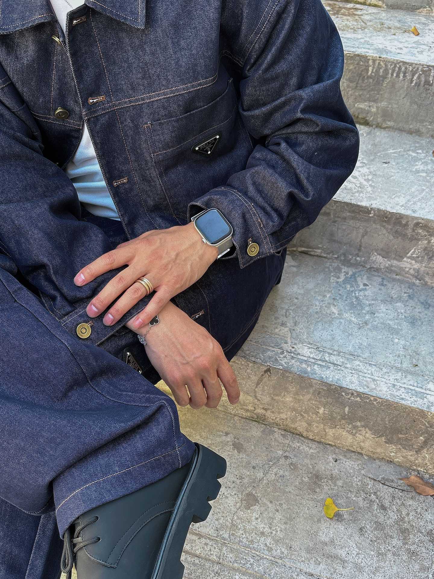 PRADA 普拉达 2025男士 秋季最新款纯色长袖三角标牛仔外套 简约到了极致就是经典！！普拉达这个品