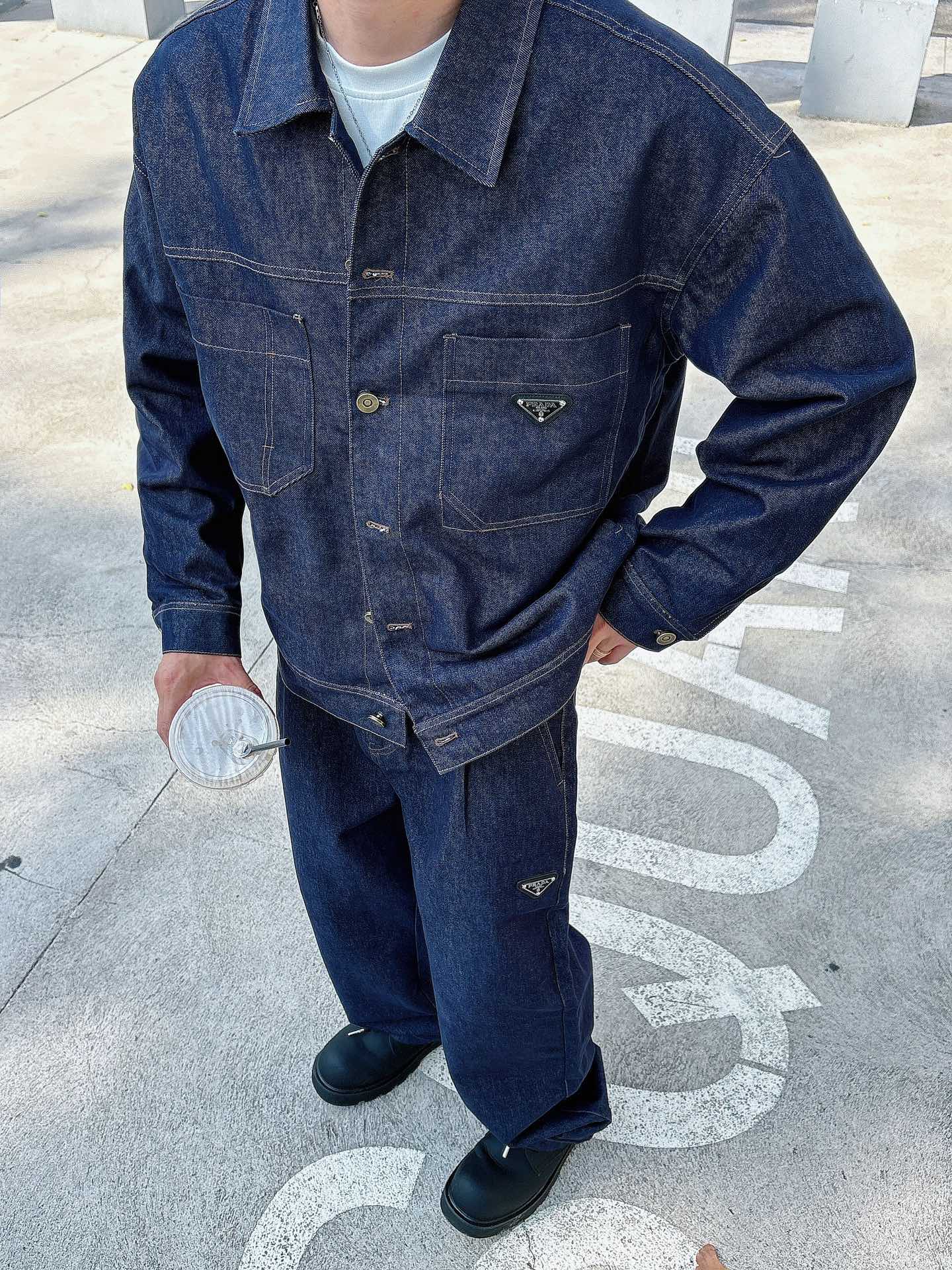 PRADA 普拉达 2025男士 秋季最新款纯色长袖三角标牛仔外套 简约到了极致就是经典！！普拉达这个品