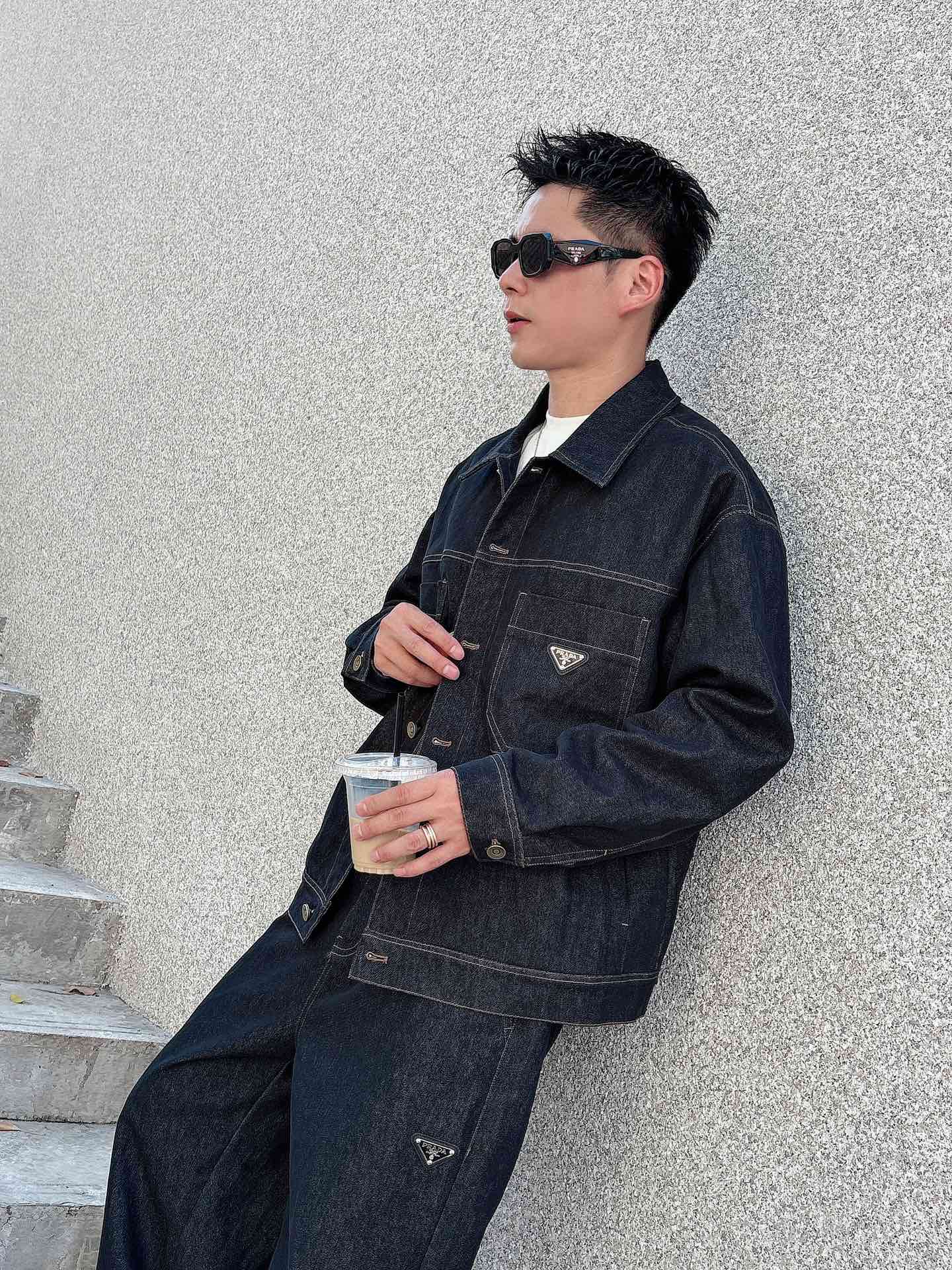 PRADA 普拉达 2025男士 秋季最新款纯色长袖三角标牛仔外套 简约到了极致就是经典！！普拉达这个品