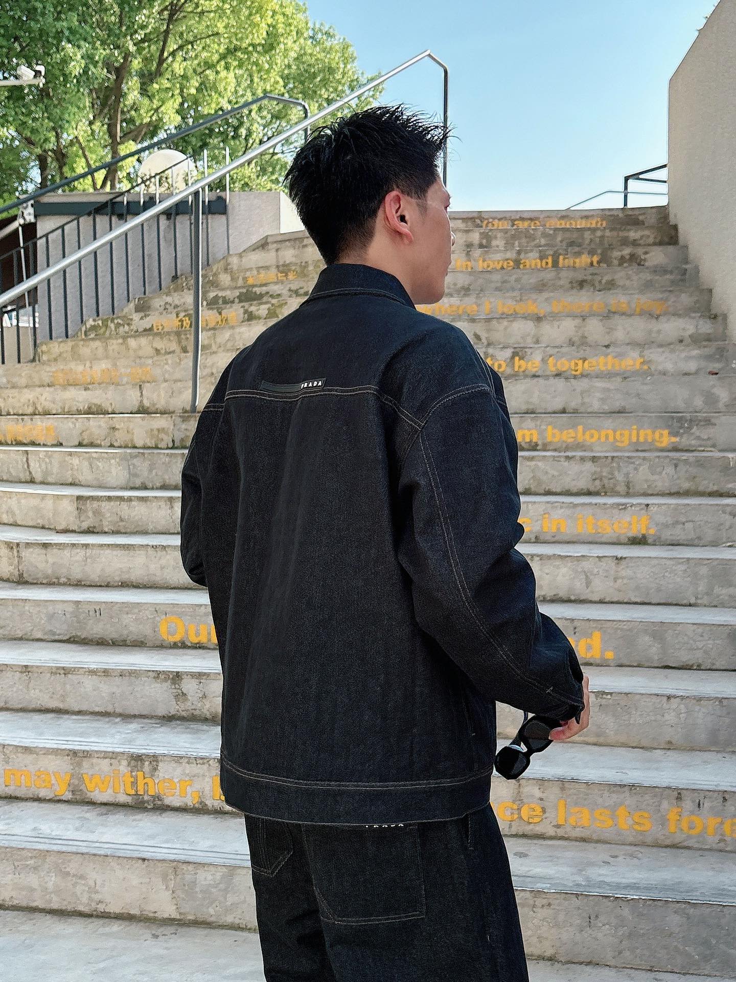 PRADA 普拉达 2025男士 秋季最新款纯色长袖三角标牛仔外套 简约到了极致就是经典！！普拉达这个品