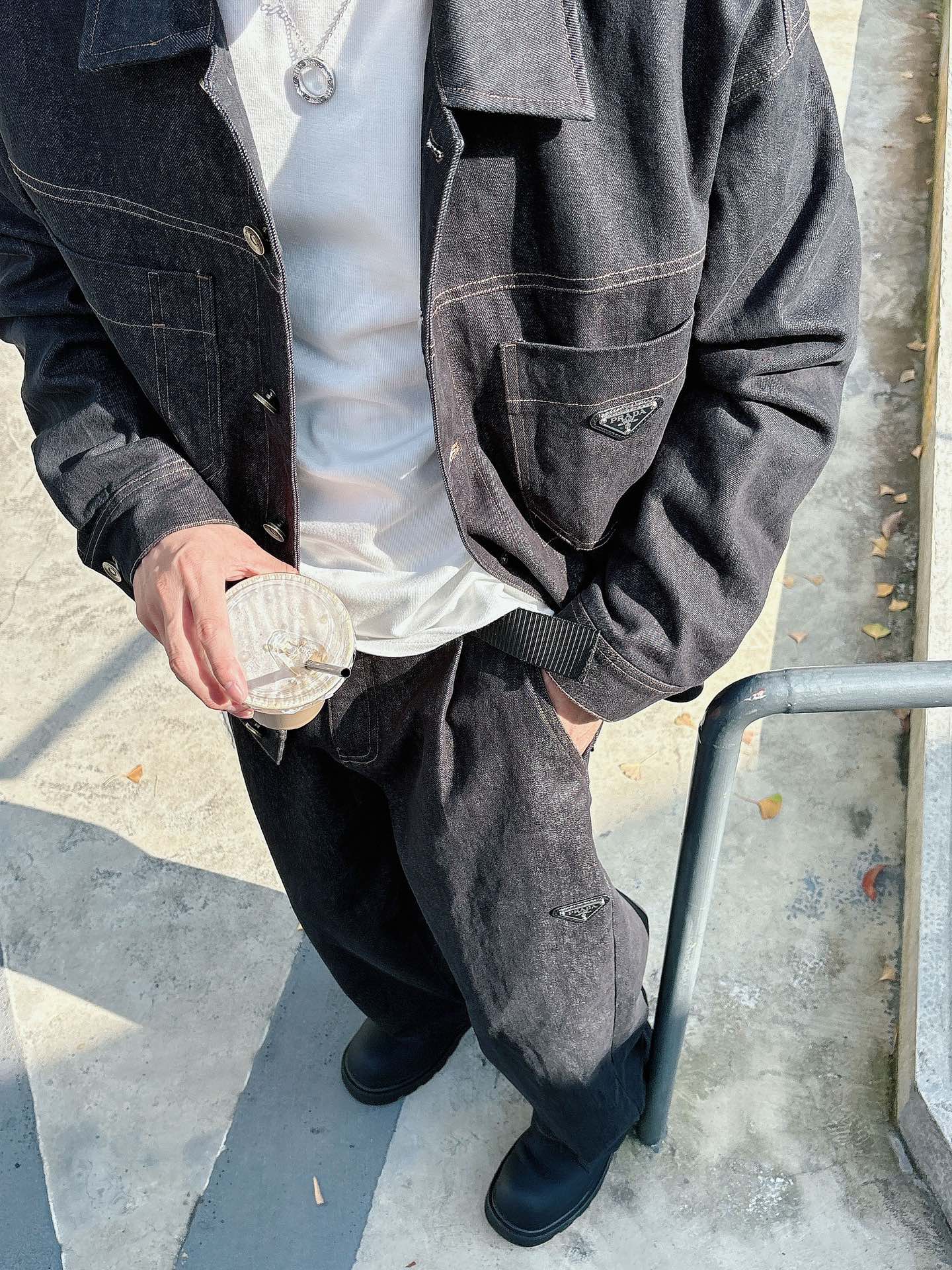 PRADA 普拉达 2025男士 秋季最新款纯色长袖三角标牛仔外套 简约到了极致就是经典！！普拉达这个品
