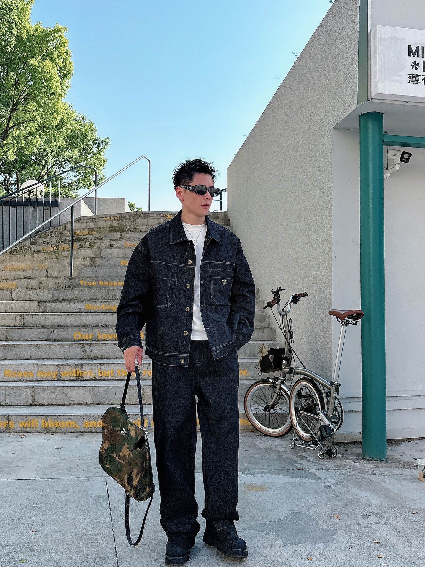 PRADA 普拉达 2025男士 秋季最新款纯色长袖三角标牛仔外套 简约到了极致就是经典！！普拉达这个品