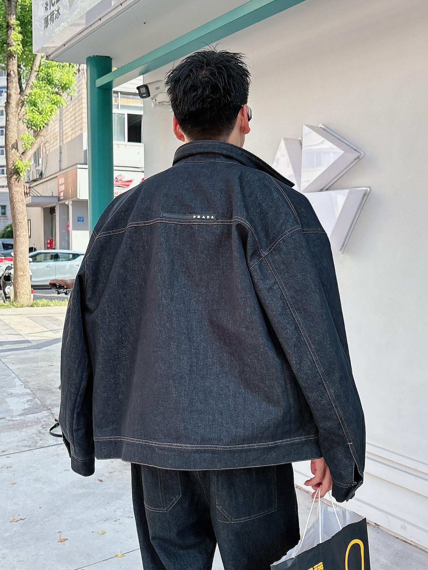 PRADA 普拉达 2025男士 秋季最新款纯色长袖三角标牛仔外套 简约到了极致就是经典！！普拉达这个品