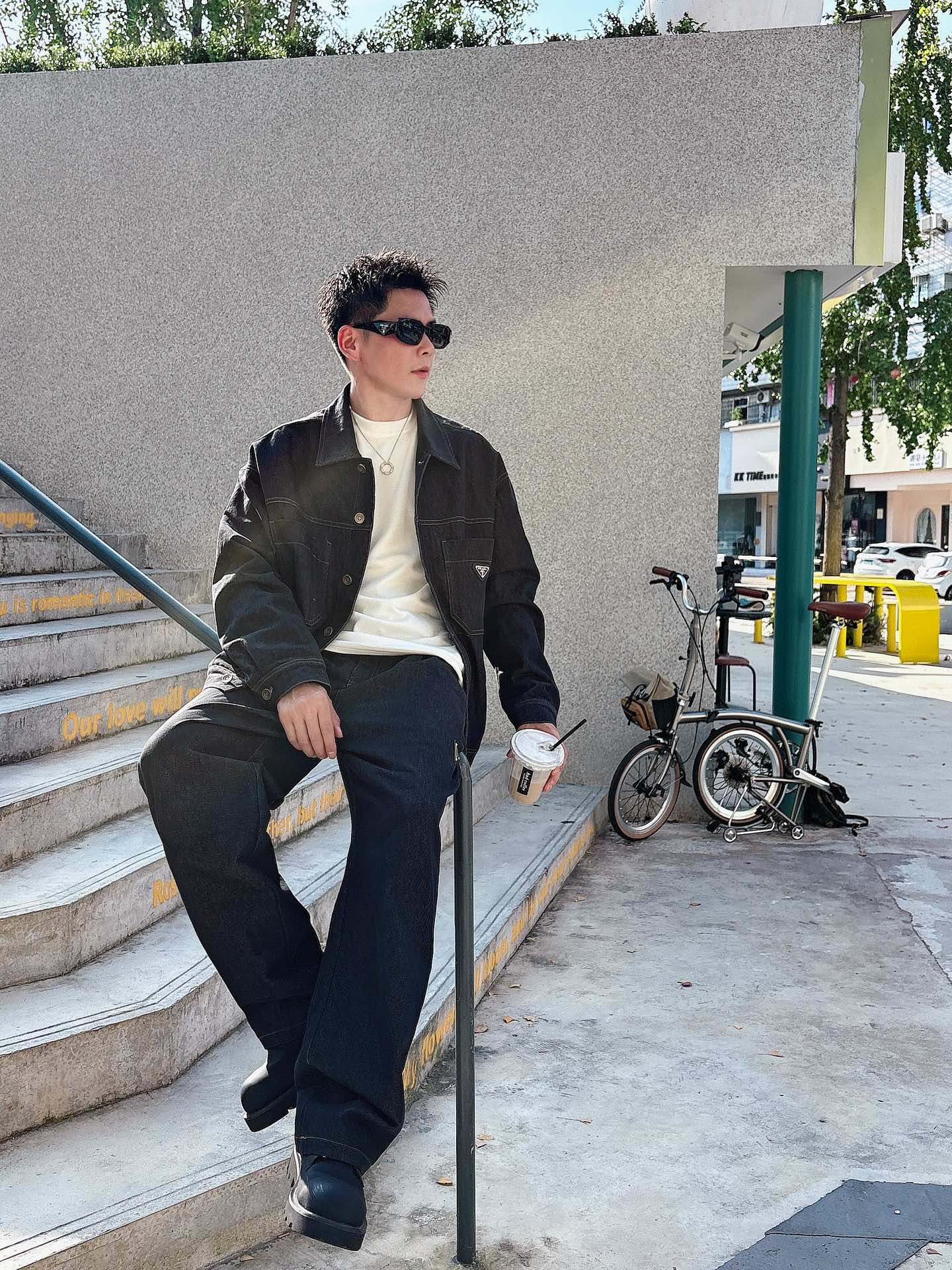 PRADA 普拉达 2025男士 秋季最新款纯色长袖三角标牛仔外套 简约到了极致就是经典！！普拉达这个品